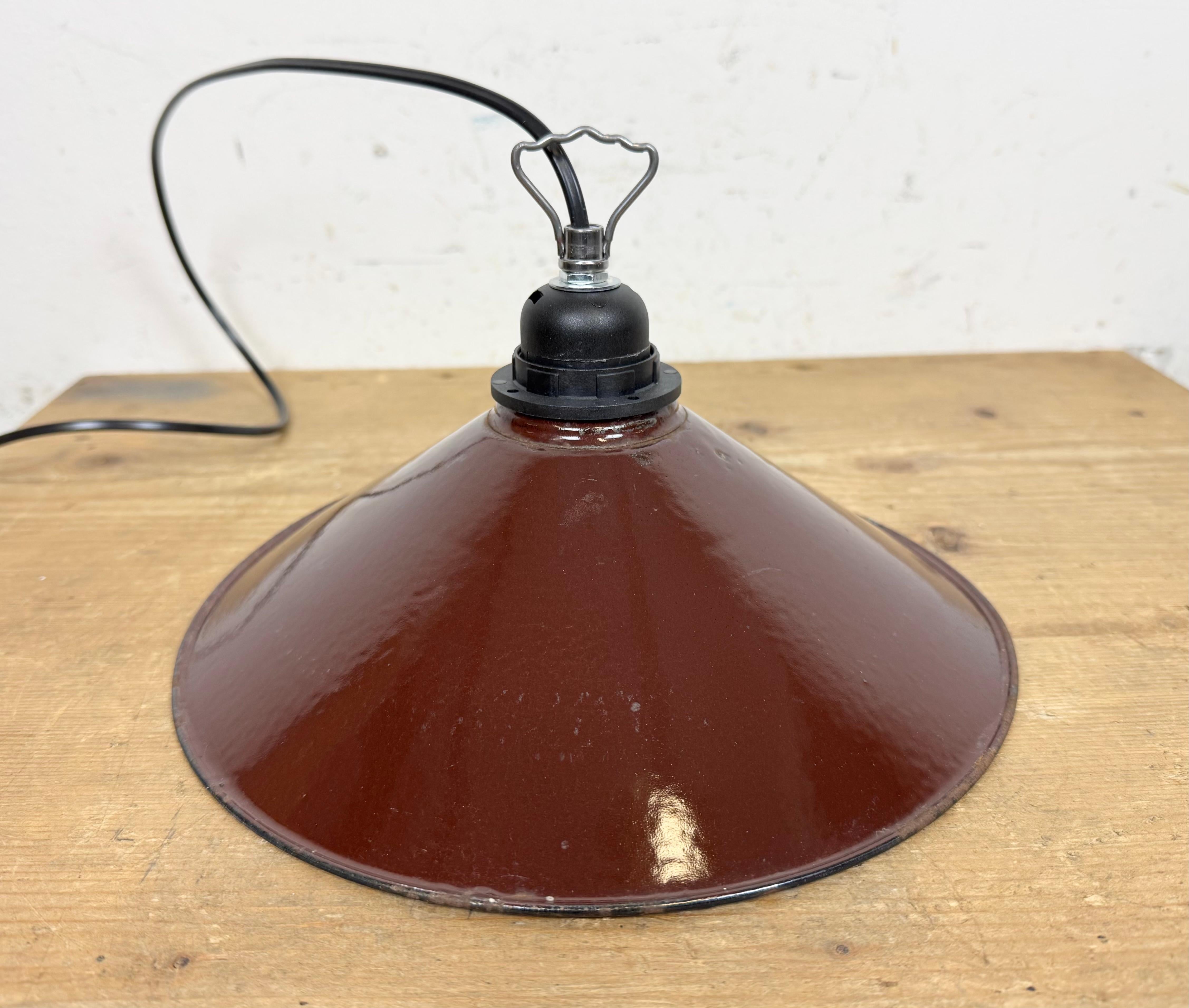 Lampada a sospensione industriale di fabbrica con smalto rosso scuro, anni '60 in vendita 4