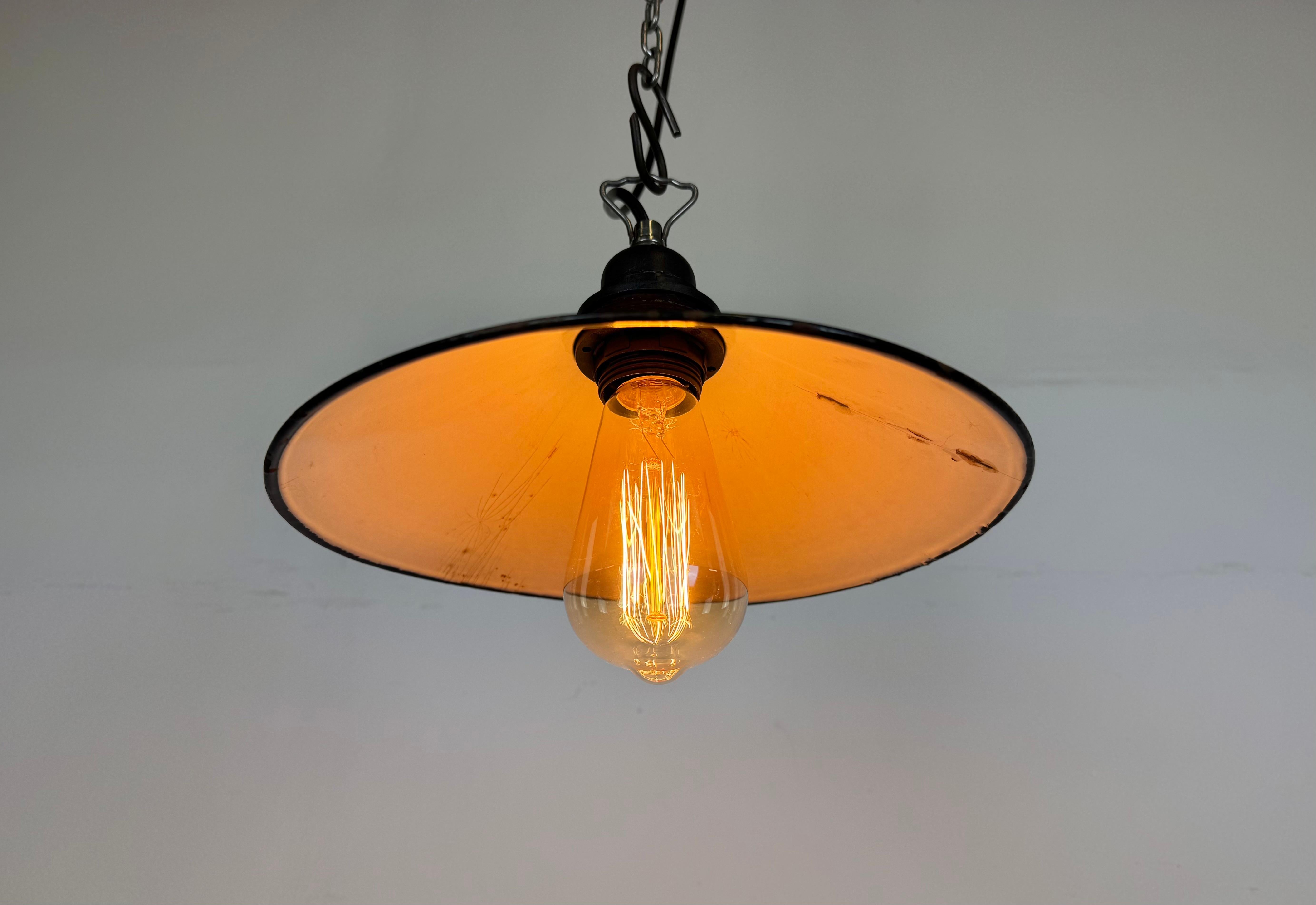Lampada a sospensione industriale di fabbrica con smalto rosso scuro, anni '60 in vendita 5