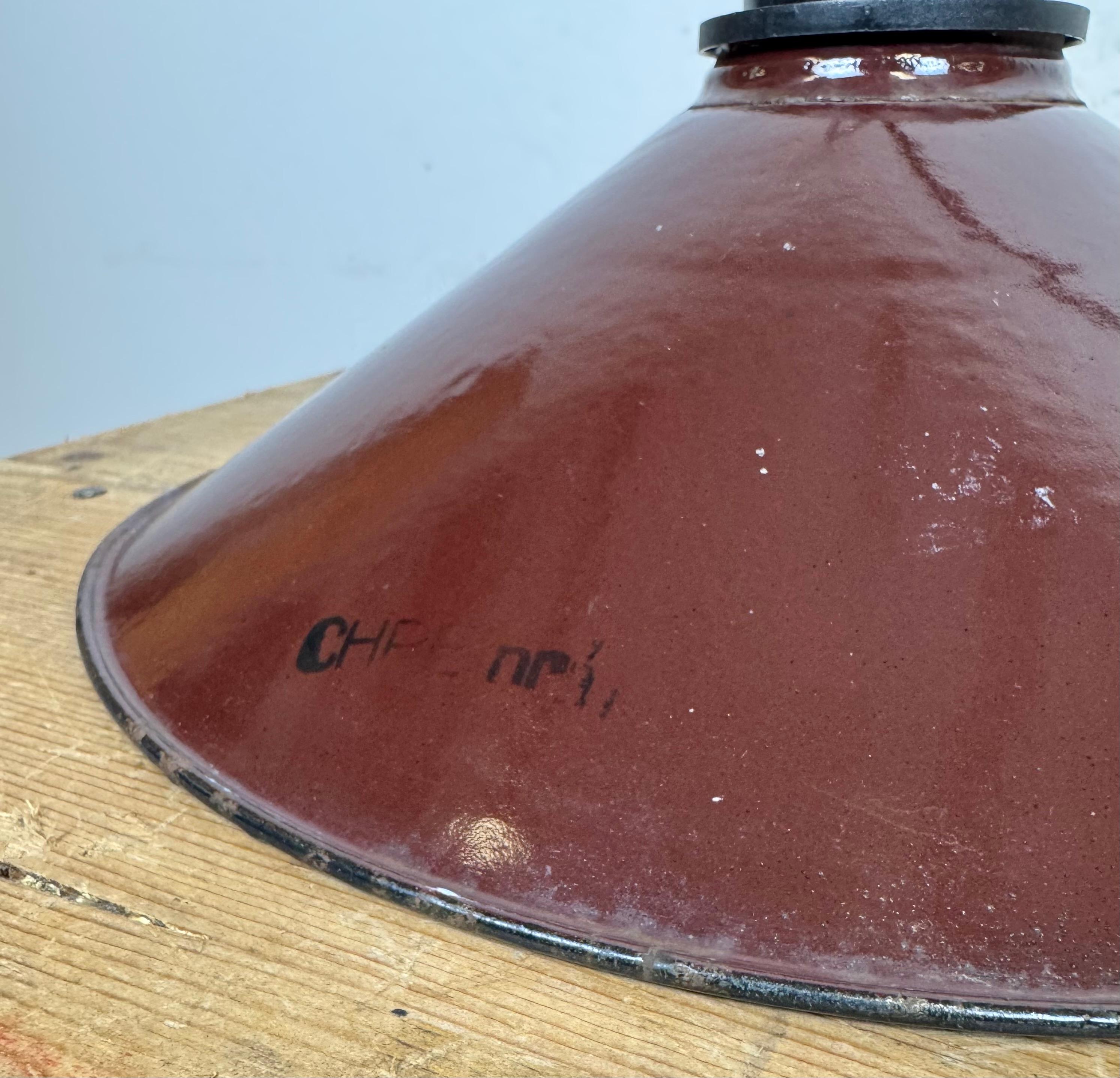 Lampada a sospensione industriale di fabbrica con smalto rosso scuro, anni '60 in vendita 6