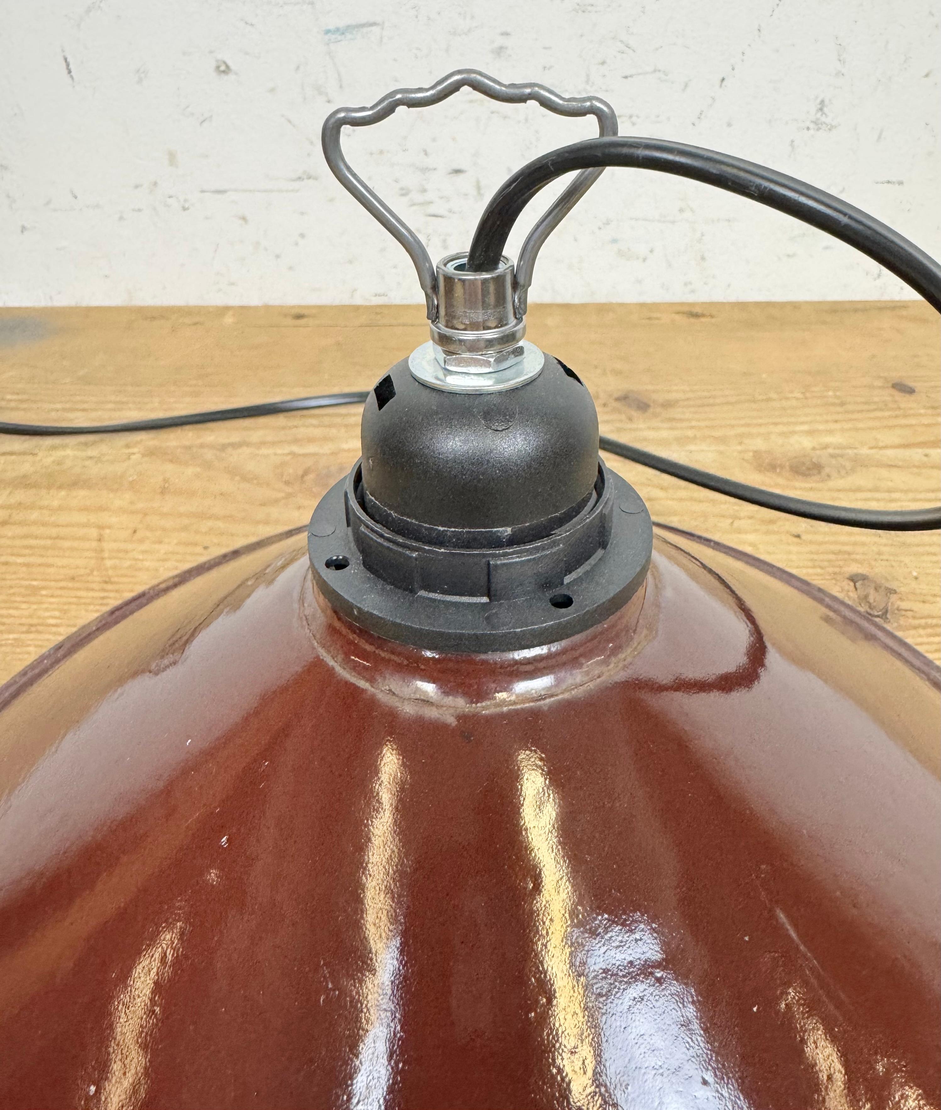 Lampada a sospensione industriale di fabbrica con smalto rosso scuro, anni '60 in vendita 7