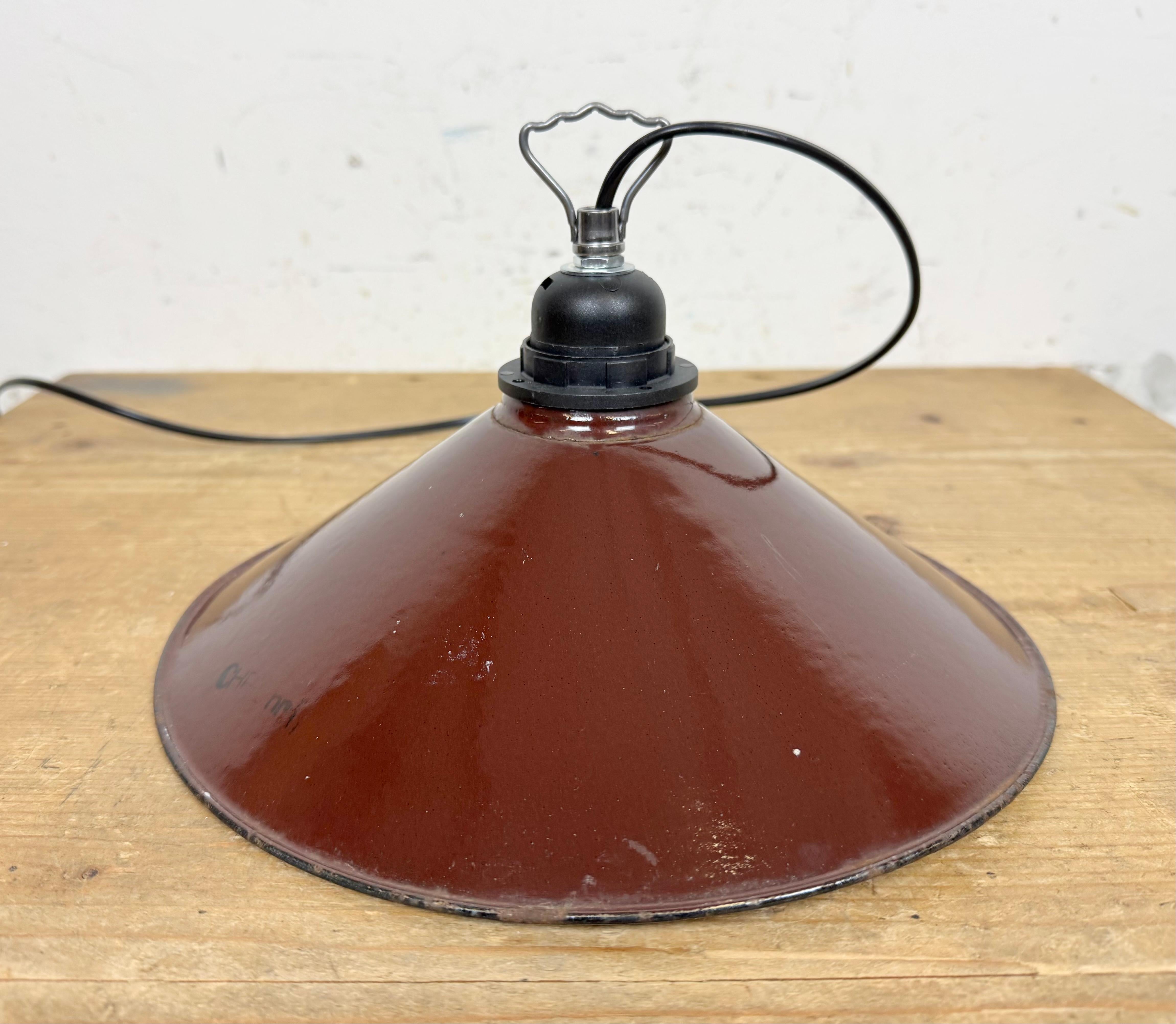 Lampada a sospensione industriale di fabbrica con smalto rosso scuro, anni '60 in vendita 8