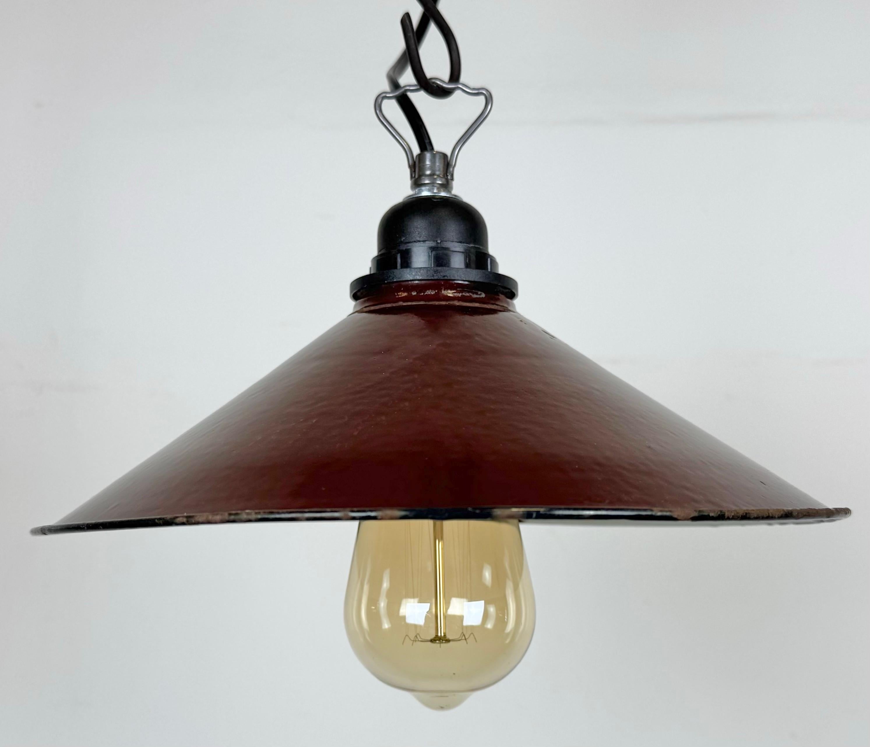 Industriale Lampada a sospensione industriale di fabbrica con smalto rosso scuro, anni '60 in vendita