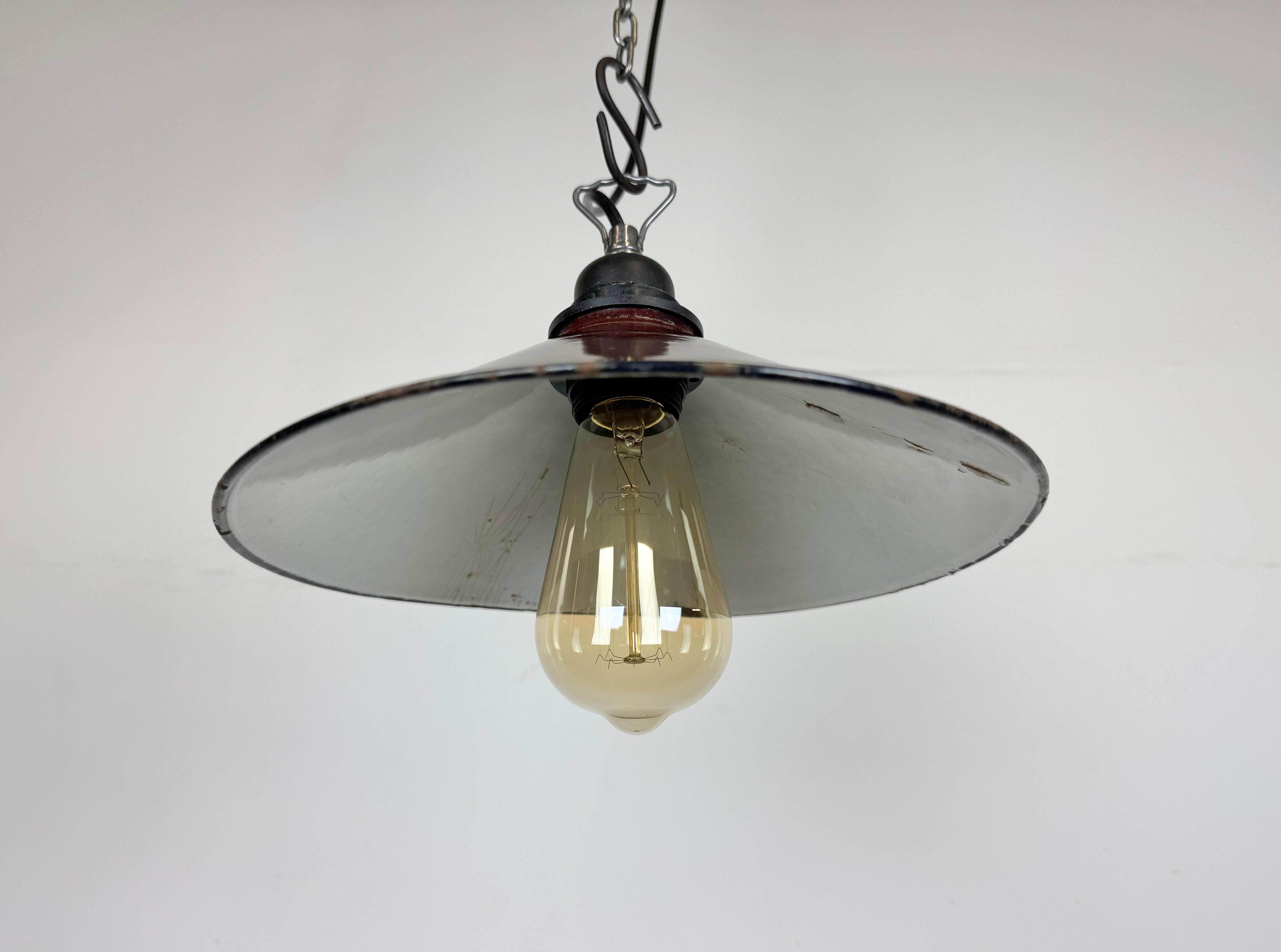 Polacco Lampada a sospensione industriale di fabbrica con smalto rosso scuro, anni '60 in vendita