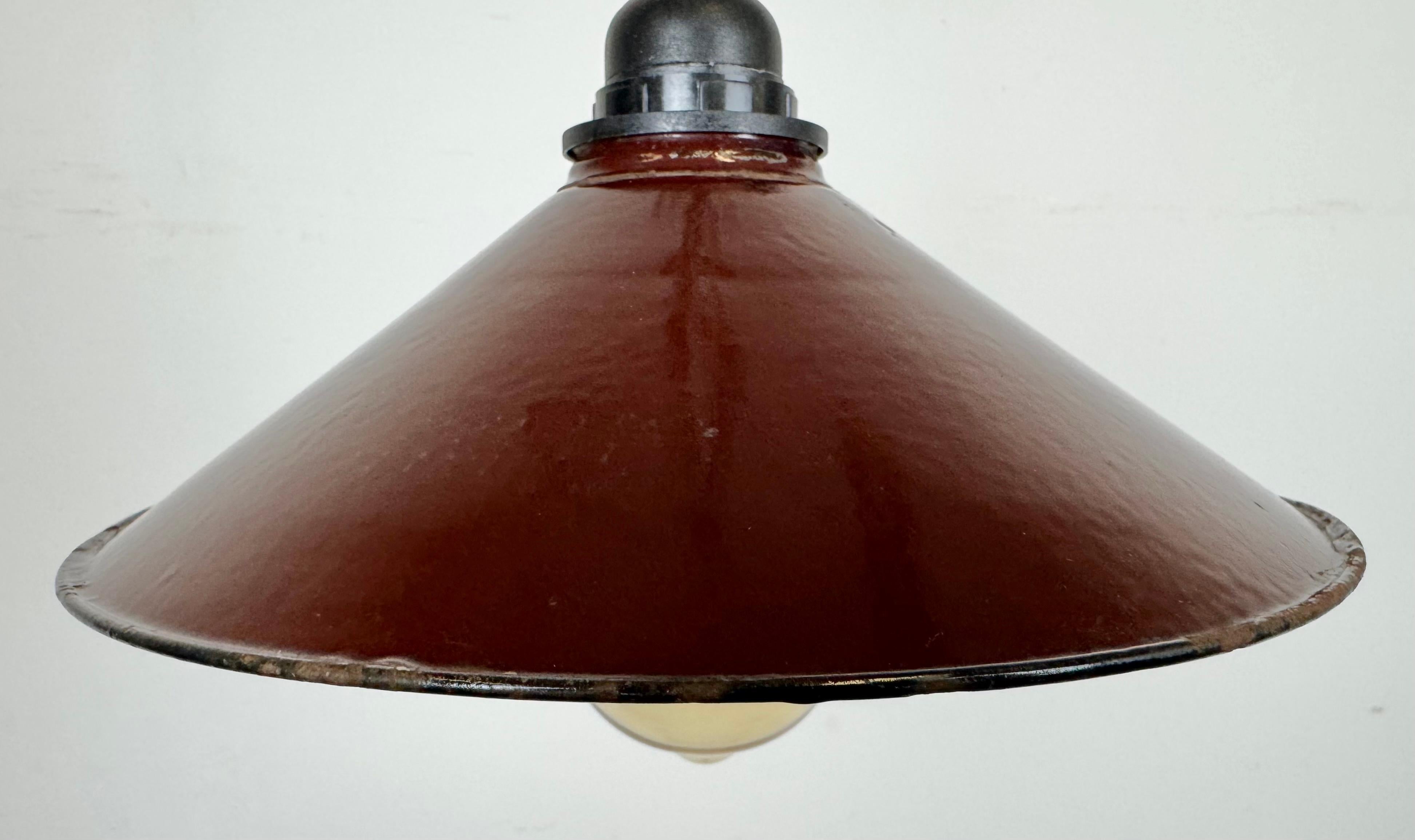 Lampada a sospensione industriale di fabbrica con smalto rosso scuro, anni '60 In condizioni buone in vendita a Kojetice, CZ