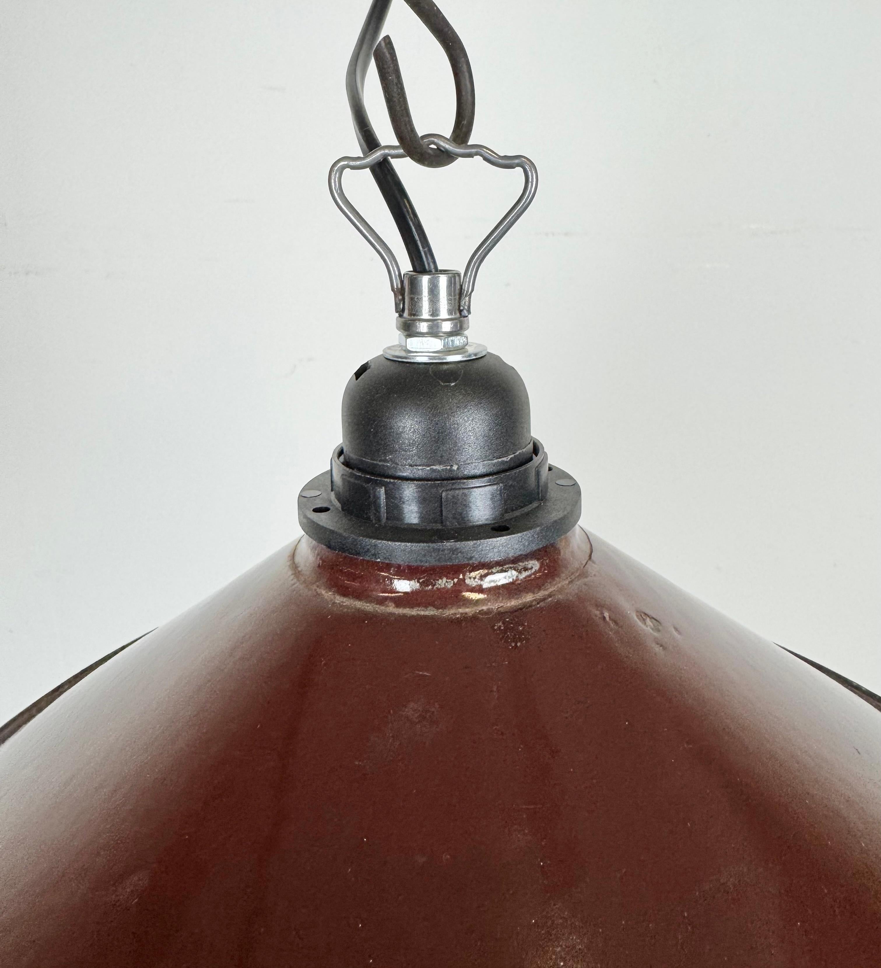 XX secolo Lampada a sospensione industriale di fabbrica con smalto rosso scuro, anni '60 in vendita