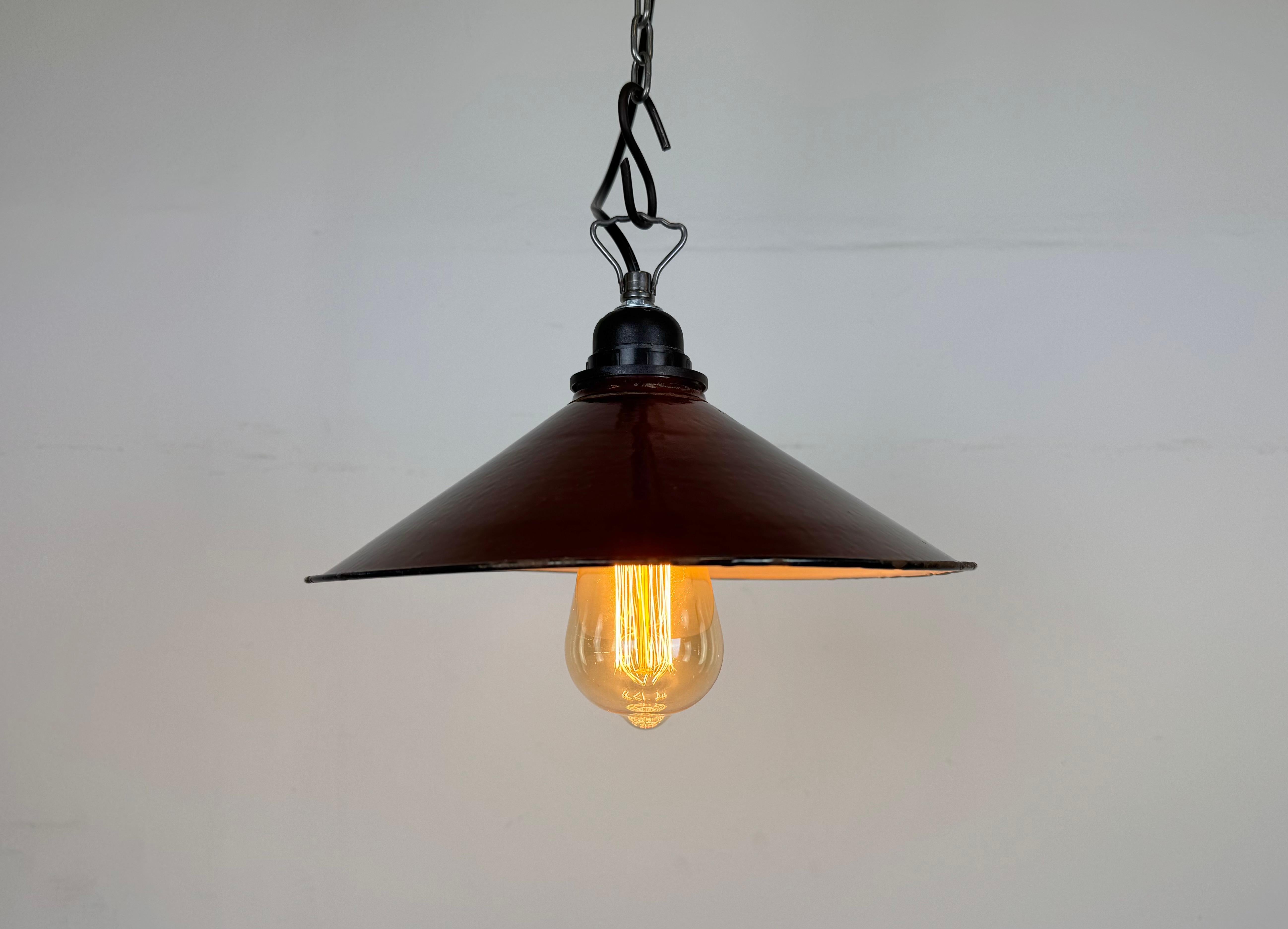 Smalto Lampada a sospensione industriale di fabbrica con smalto rosso scuro, anni '60 in vendita