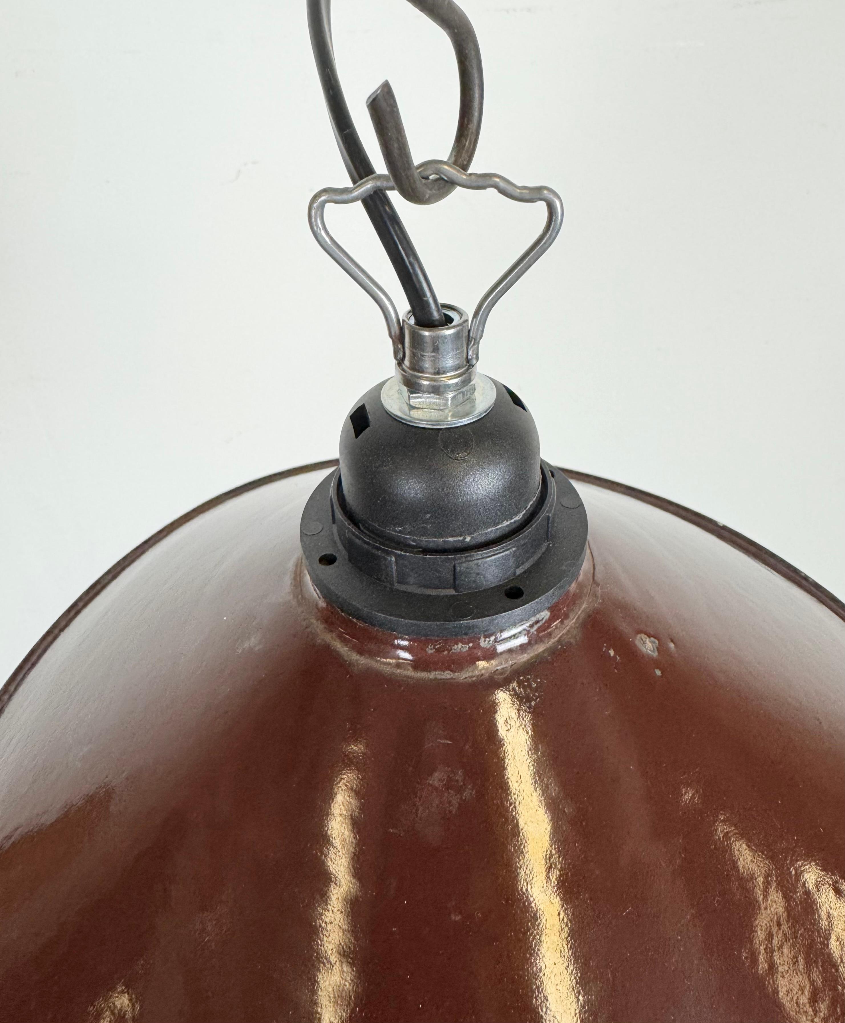 Lampada a sospensione industriale di fabbrica con smalto rosso scuro, anni '60 in vendita 1