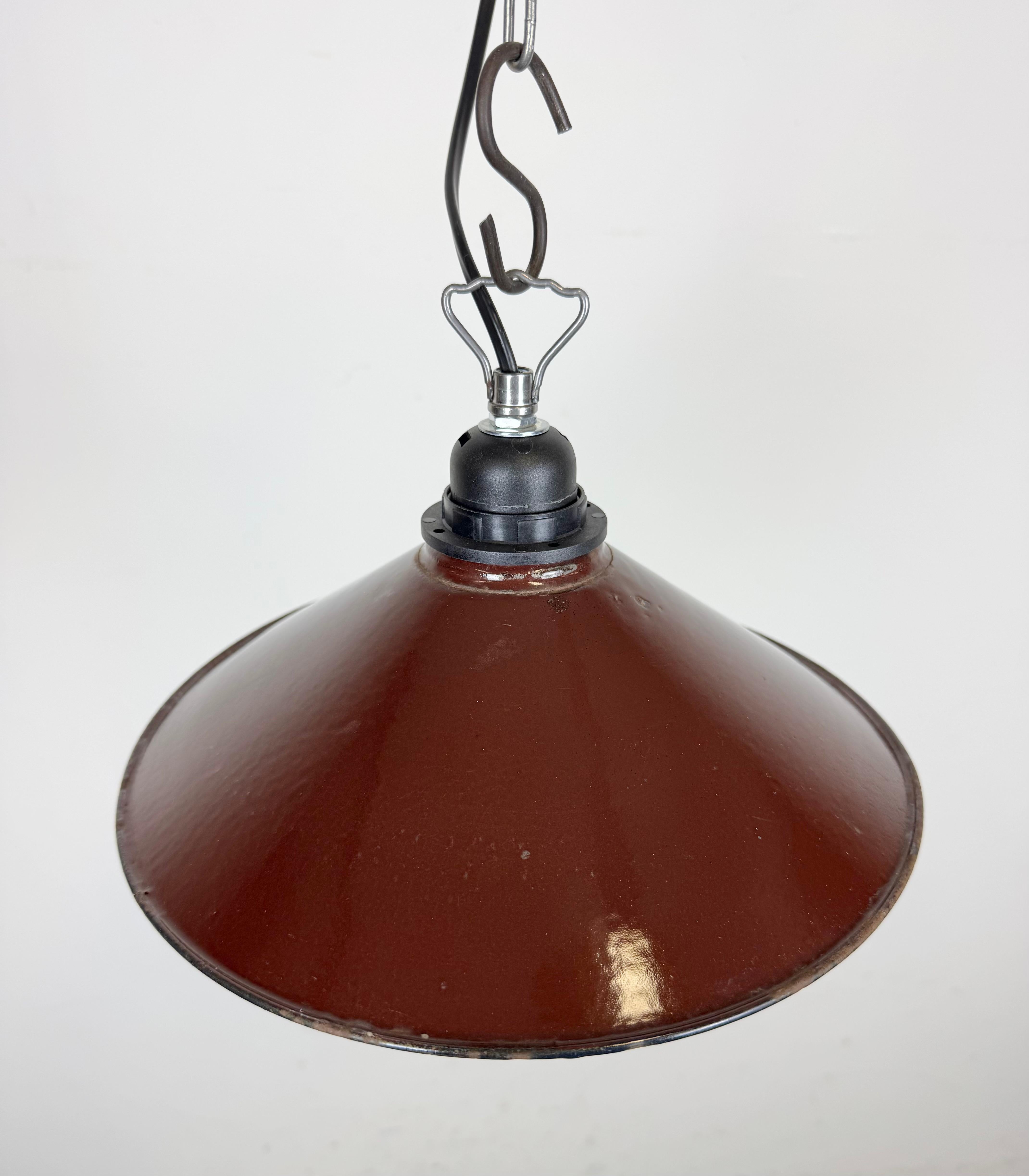 Lampada a sospensione industriale di fabbrica con smalto rosso scuro, anni '60 in vendita 2