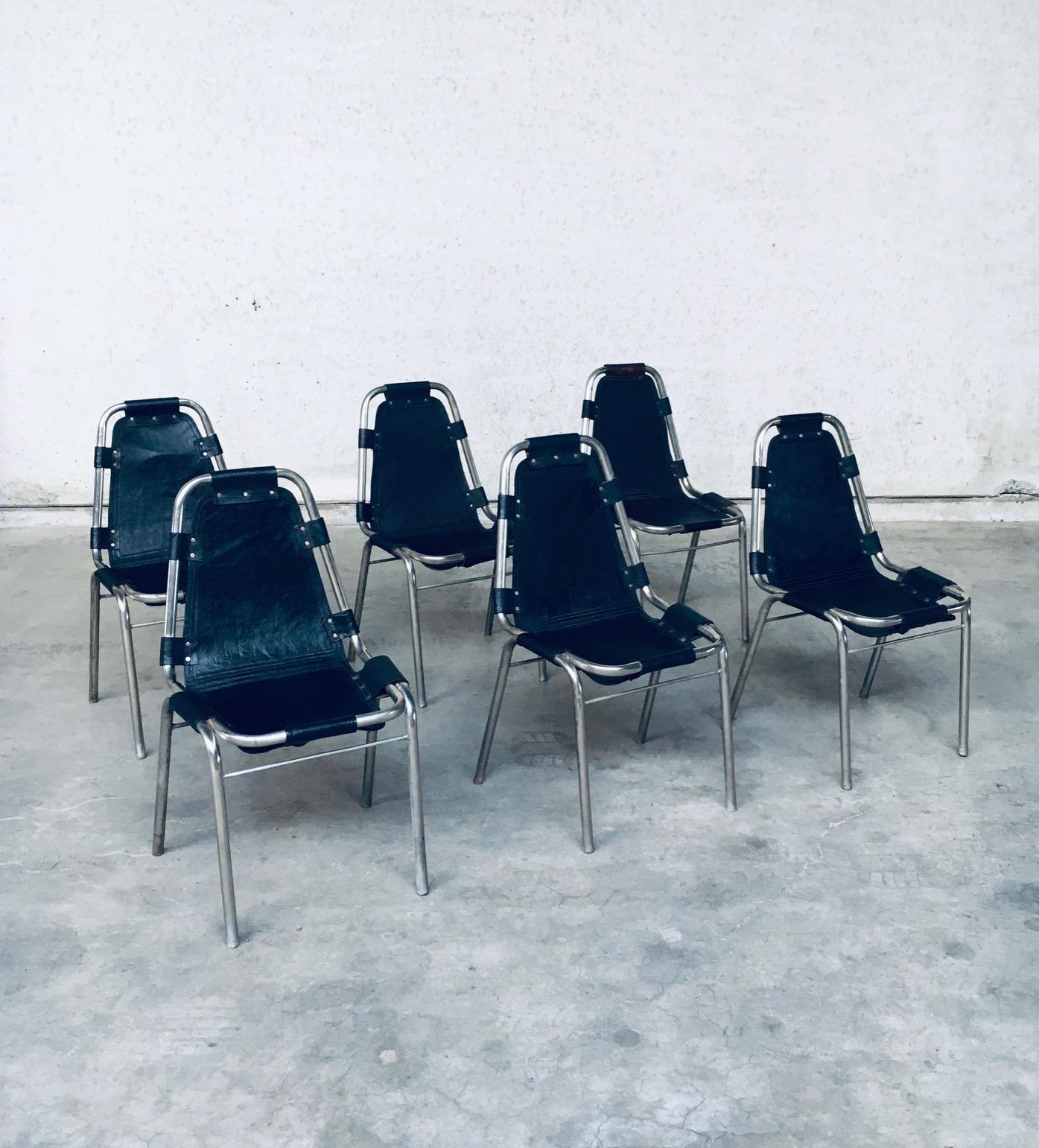 Ensemble de 6 chaises de salle à manger en cuir et acier au design industriel vintage. Fabriquées en Inde dans les années 1980. Cuir sur armature métallique en acier. Ils sont empilables. Le cuir a été taché d'une épaisse couche noire. Sur certaines