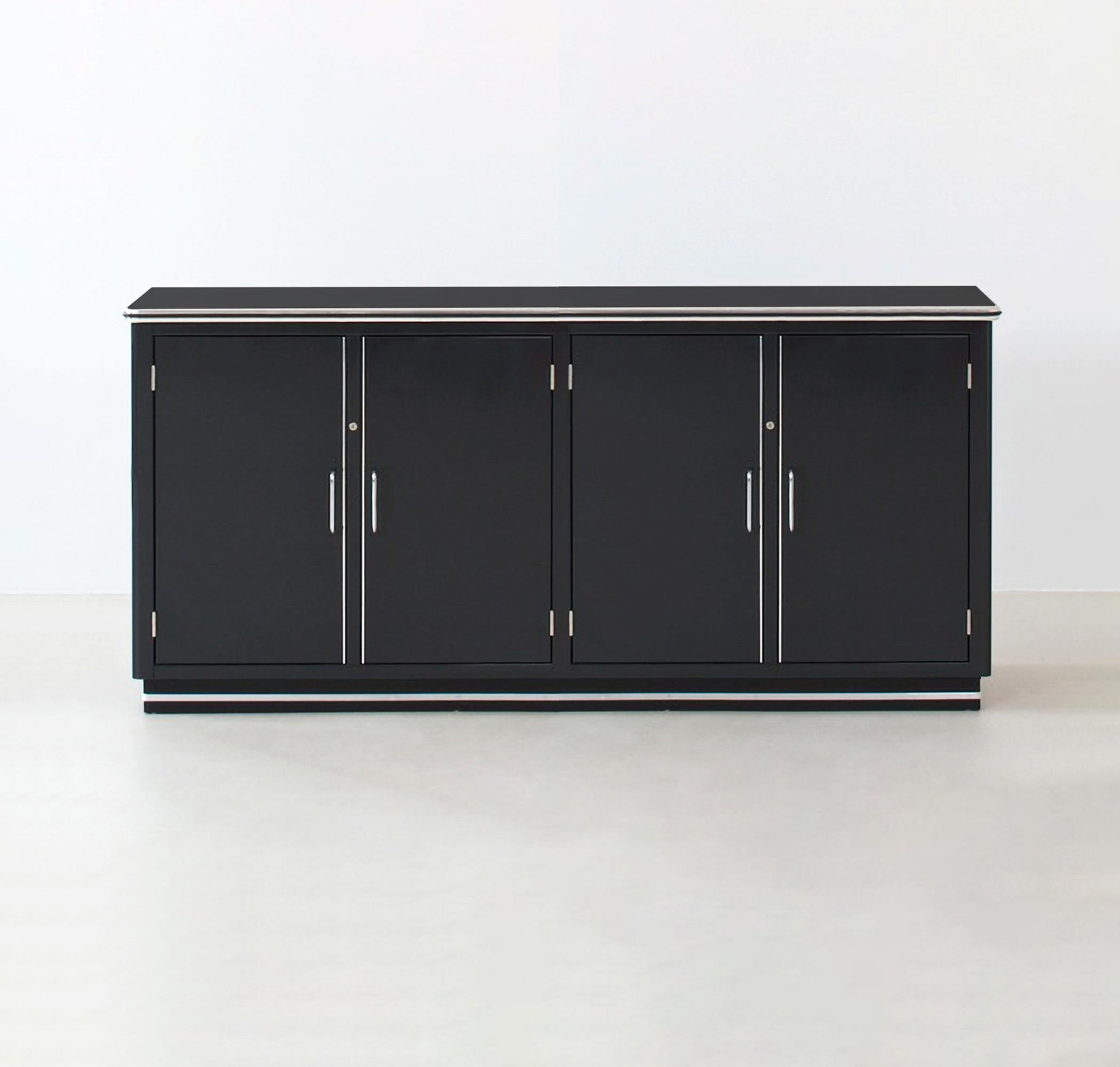 Aparador metálico de Industrial Design con cuatro puertas, de metal lacado y cromado, personalizable. Tiempo de producción c. 10 semanas.