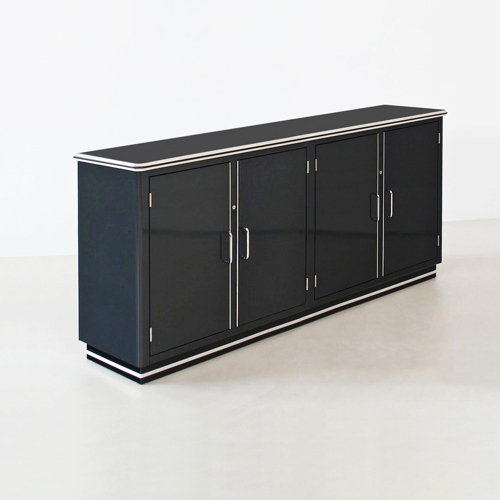 Aparador metálico de diseño industrial con 4 puertas, metal lacado y cromado Moderno en venta