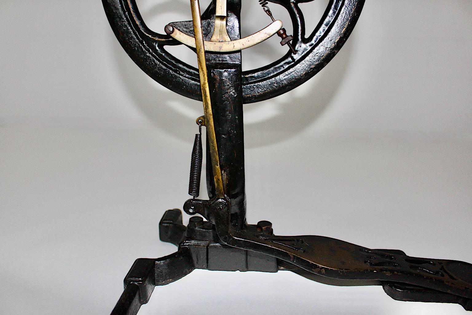 Machine dentaire en fonte noire vintage de conception industrielle Science du design du XIXe siècle en vente 6