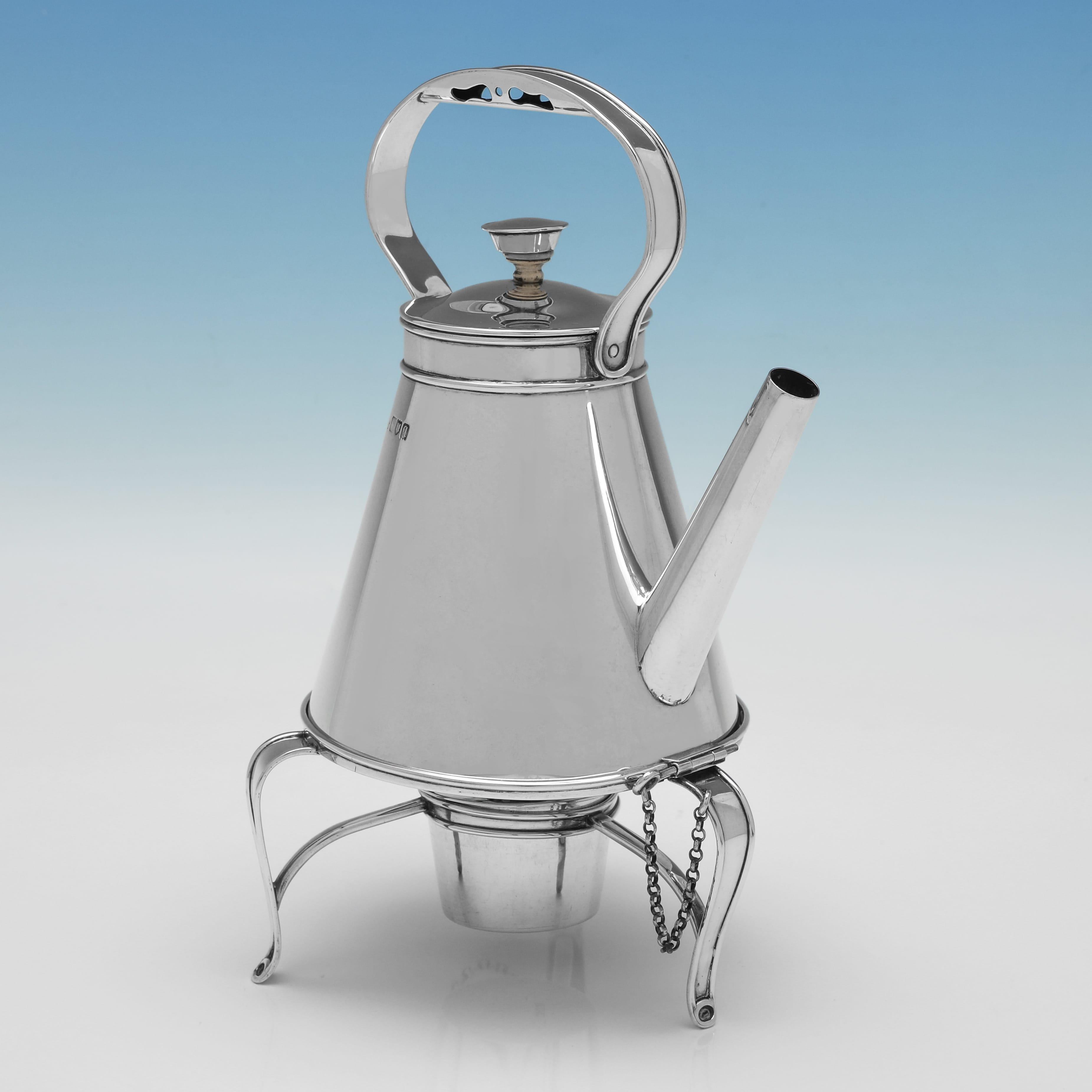 Gepunzt in London im Jahr 1911 von G. Brace & Co. Ltd. hergestellt wurde, ist dieser hübsche, antike Sterlingsilberkessel sehr schlicht und konisch geformt, hat einen abnehmbaren Deckel und steht auf einem dreibeinigen Ständer mit abnehmbarem