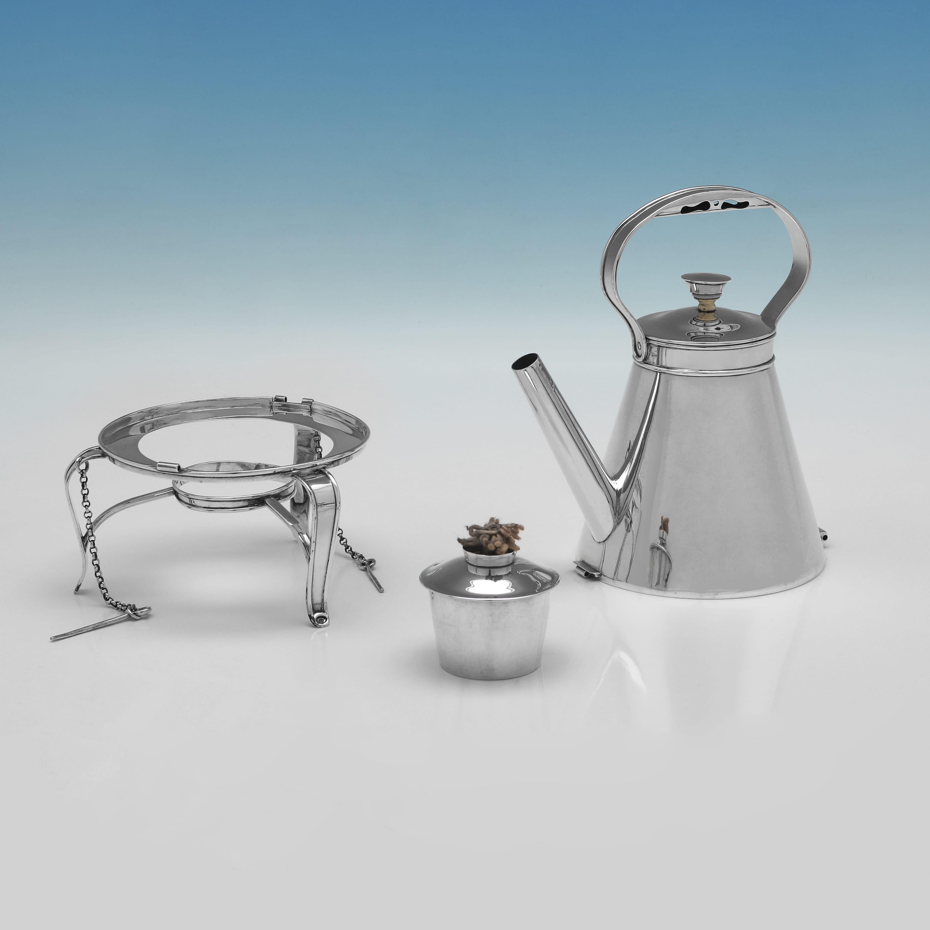 Wasserkocher aus Sterlingsilber im Industrial Design, hergestellt in London im Jahr 1911 (Industriell) im Angebot