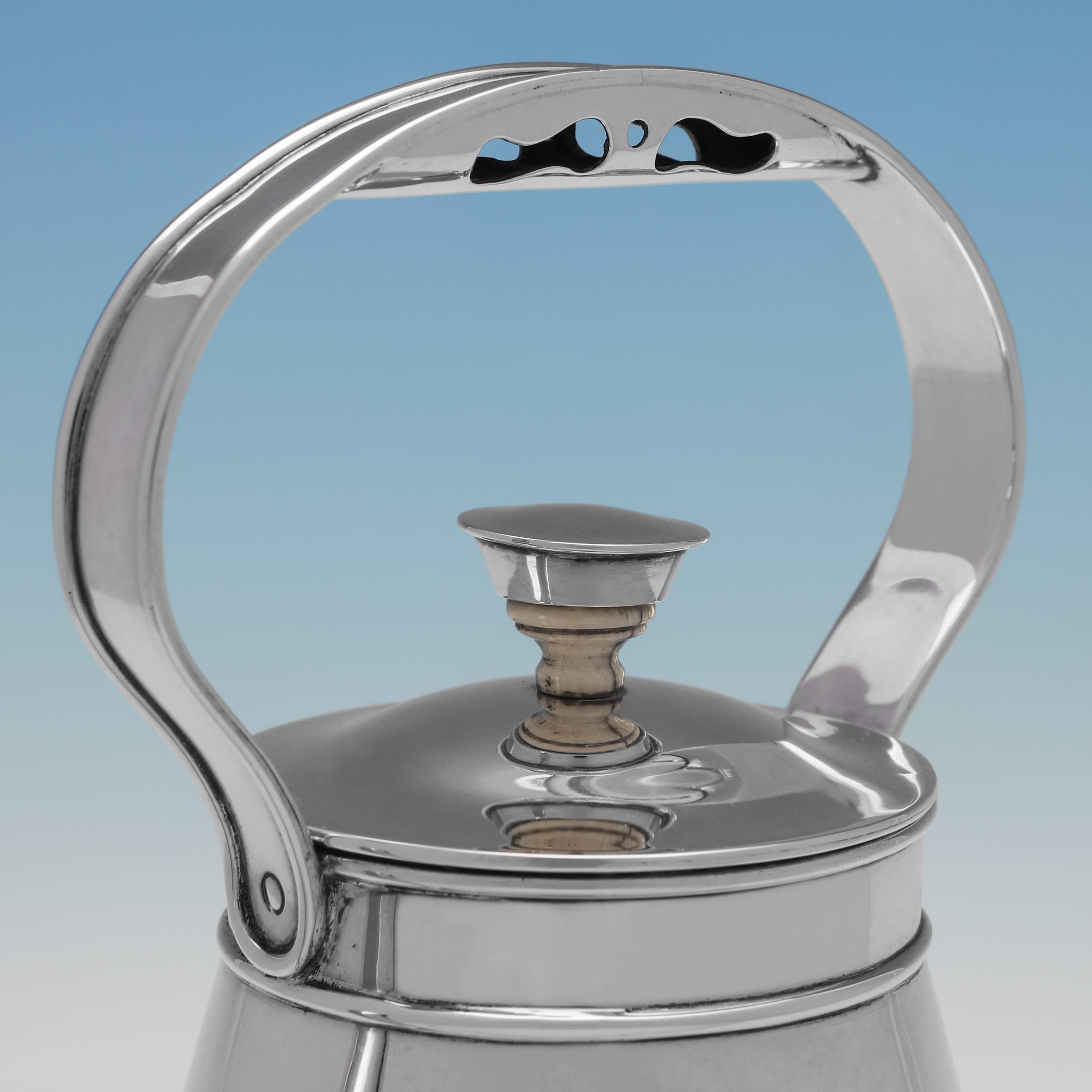 Wasserkocher aus Sterlingsilber im Industrial Design, hergestellt in London im Jahr 1911 (Frühes 20. Jahrhundert) im Angebot