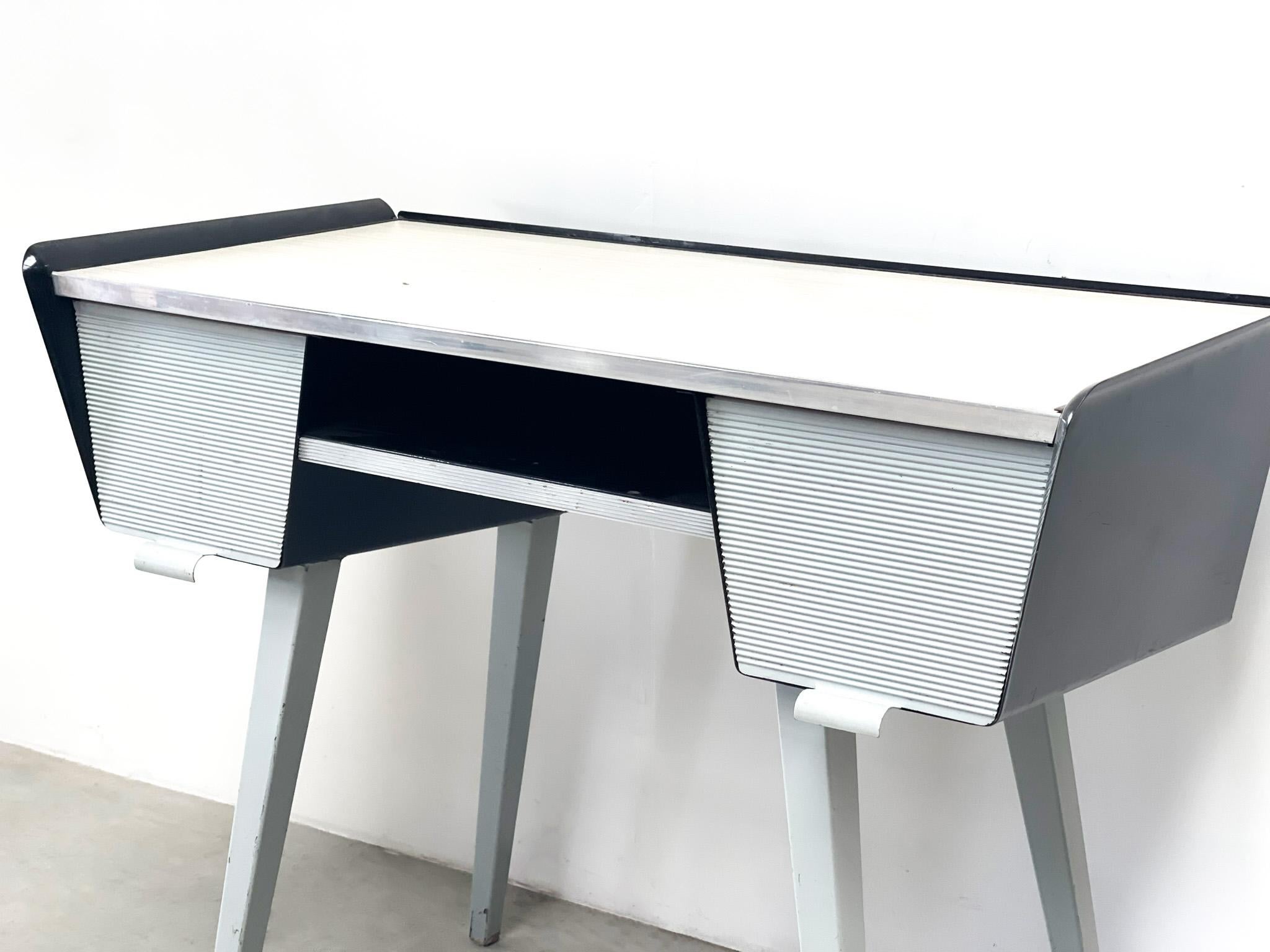 Industrial desk in a style of Jean Prouvé For Sale 1