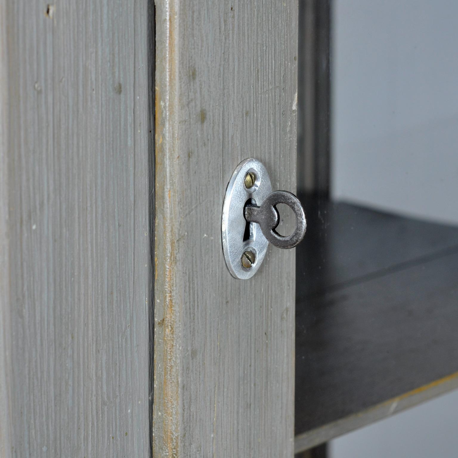 Industrial Display Cabinet, 1950s im Angebot 3