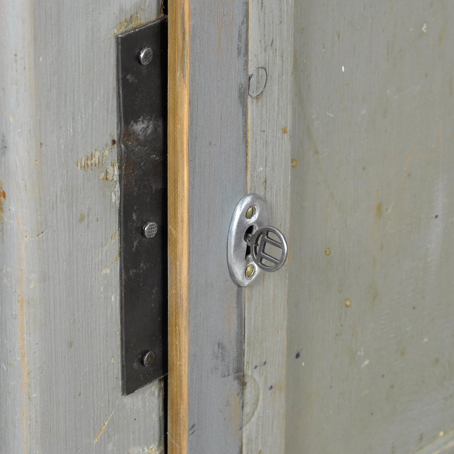 Industrial Display Cabinet, 1950s im Angebot 4