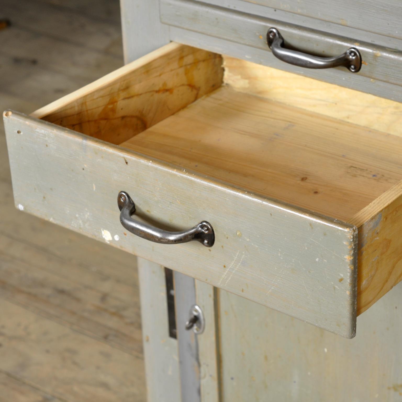 Industrial Display Cabinet, 1950s (Mitte des 20. Jahrhunderts) im Angebot