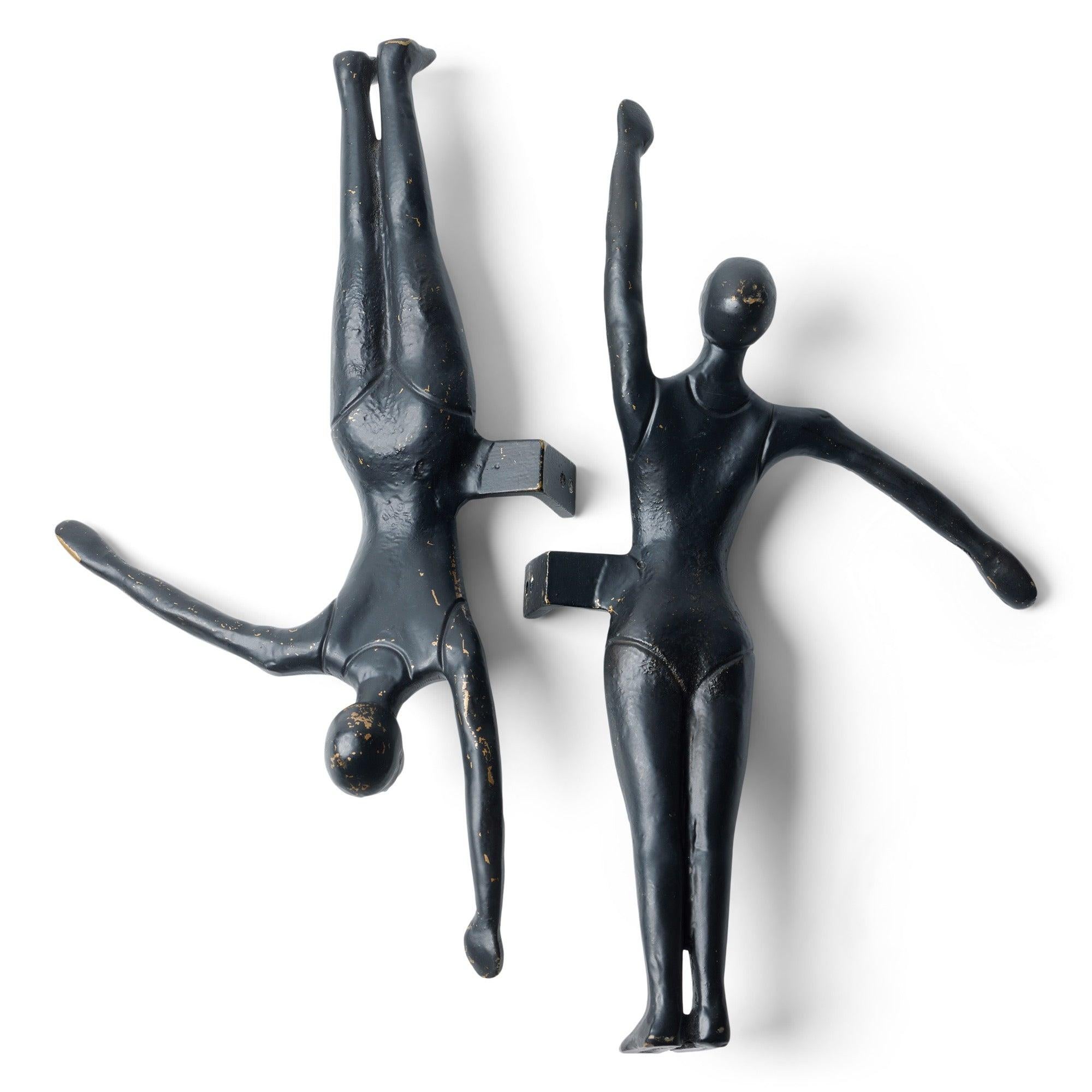 Paire de piscines industrielles en bronze en forme de femmes et d'hommes nageurs.
