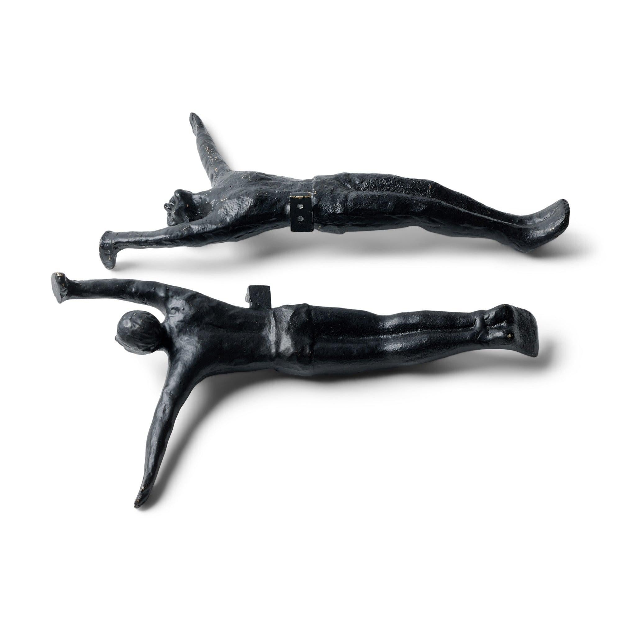 Paire de piscines industrielles en bronze en forme de femmes et d'hommes nageurs.