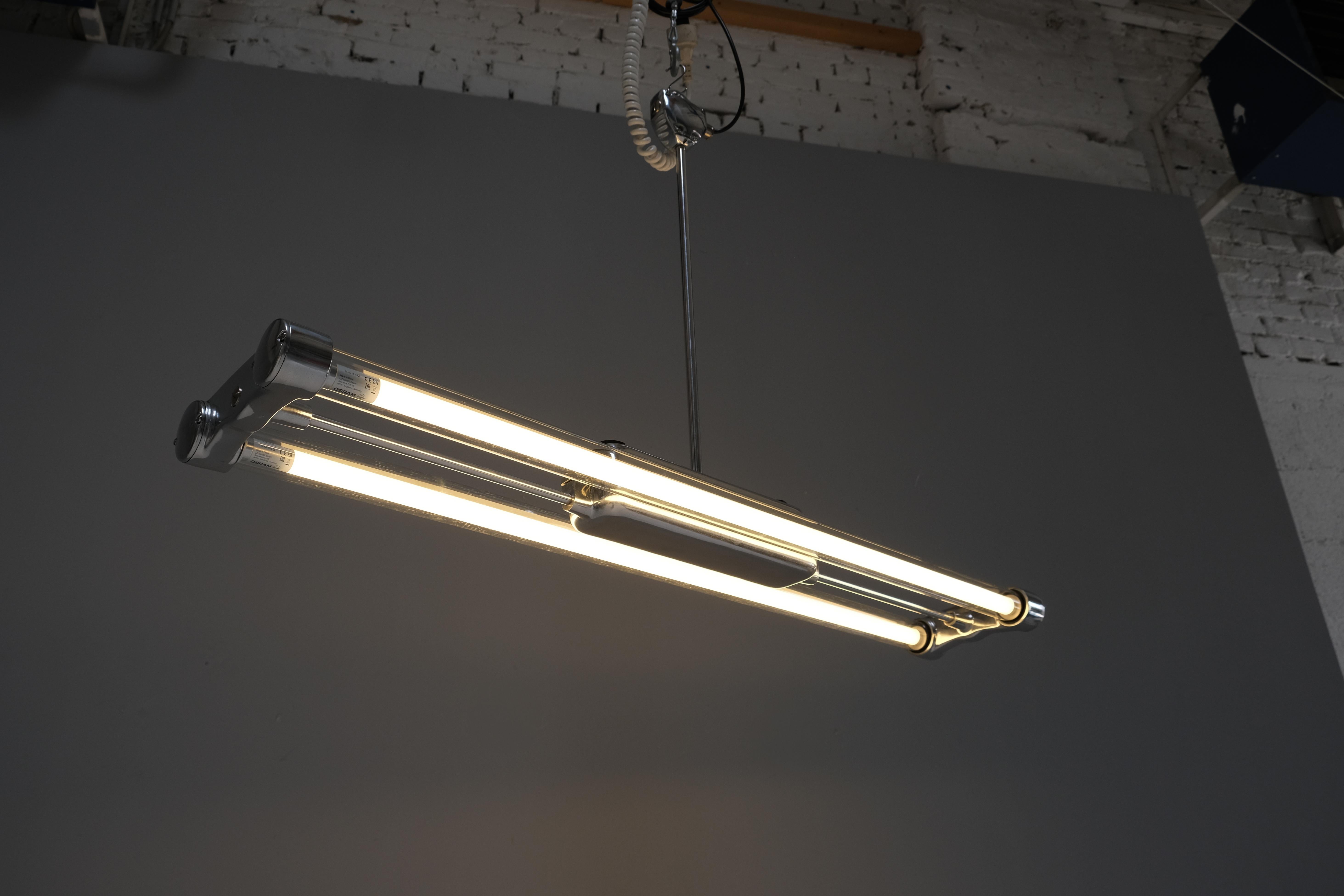Luminaires industriels à double néon, années 1940, lot de 4 en vente 3