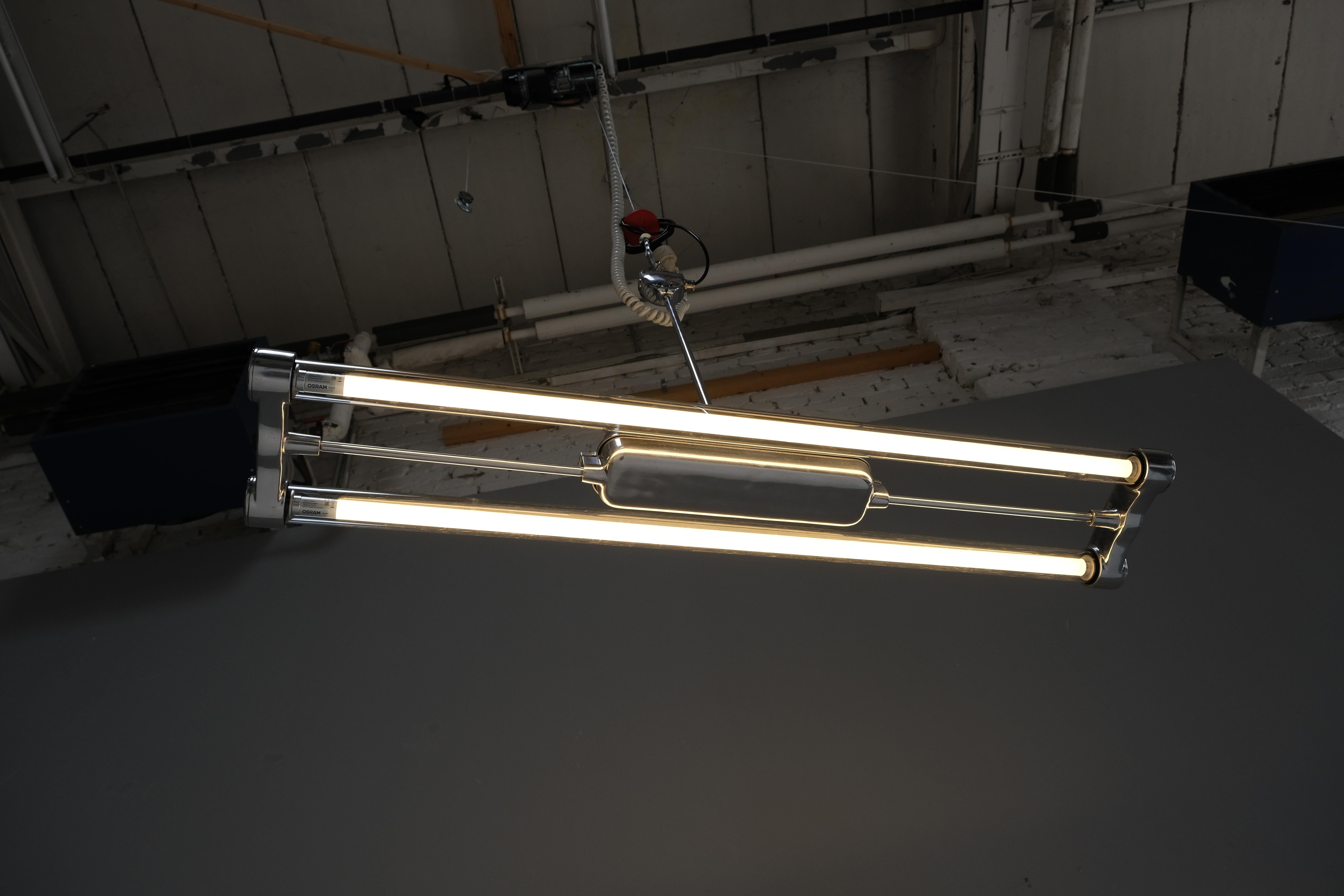 Luminaires industriels à double néon, années 1940, lot de 4 en vente 4