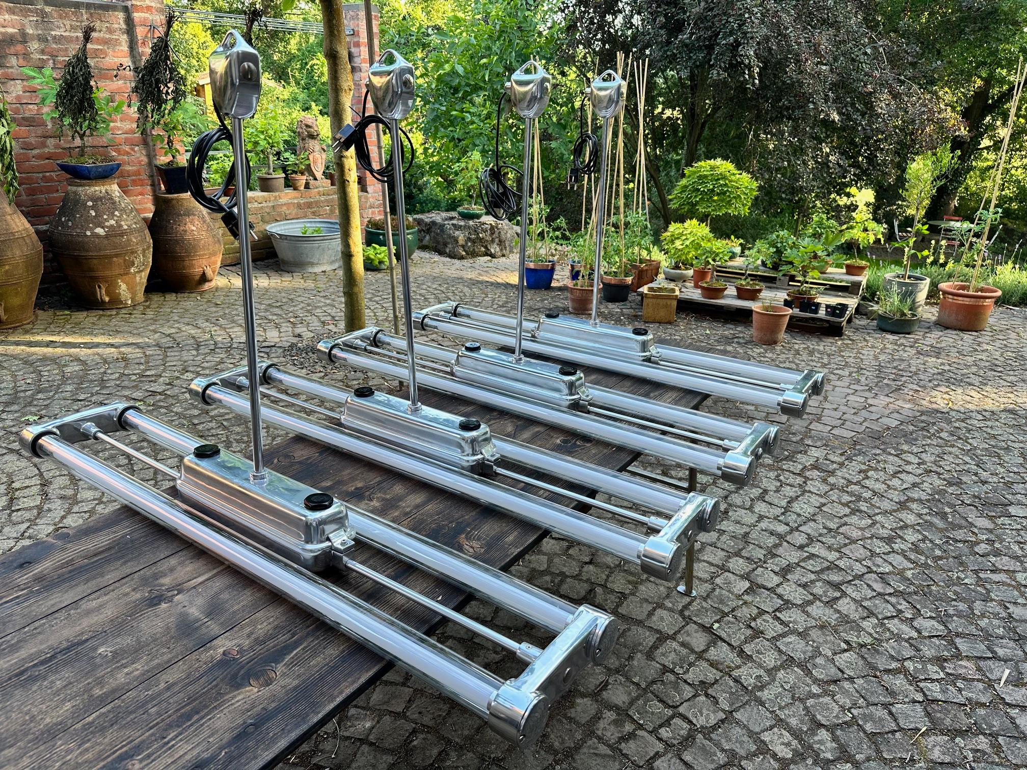 Luminaires industriels à double néon, années 1940, lot de 4 en vente 10