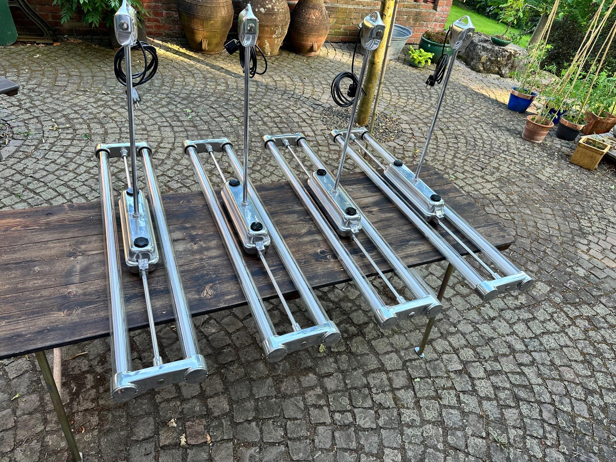 Luminaires industriels à double néon, années 1940, lot de 4 en vente 11