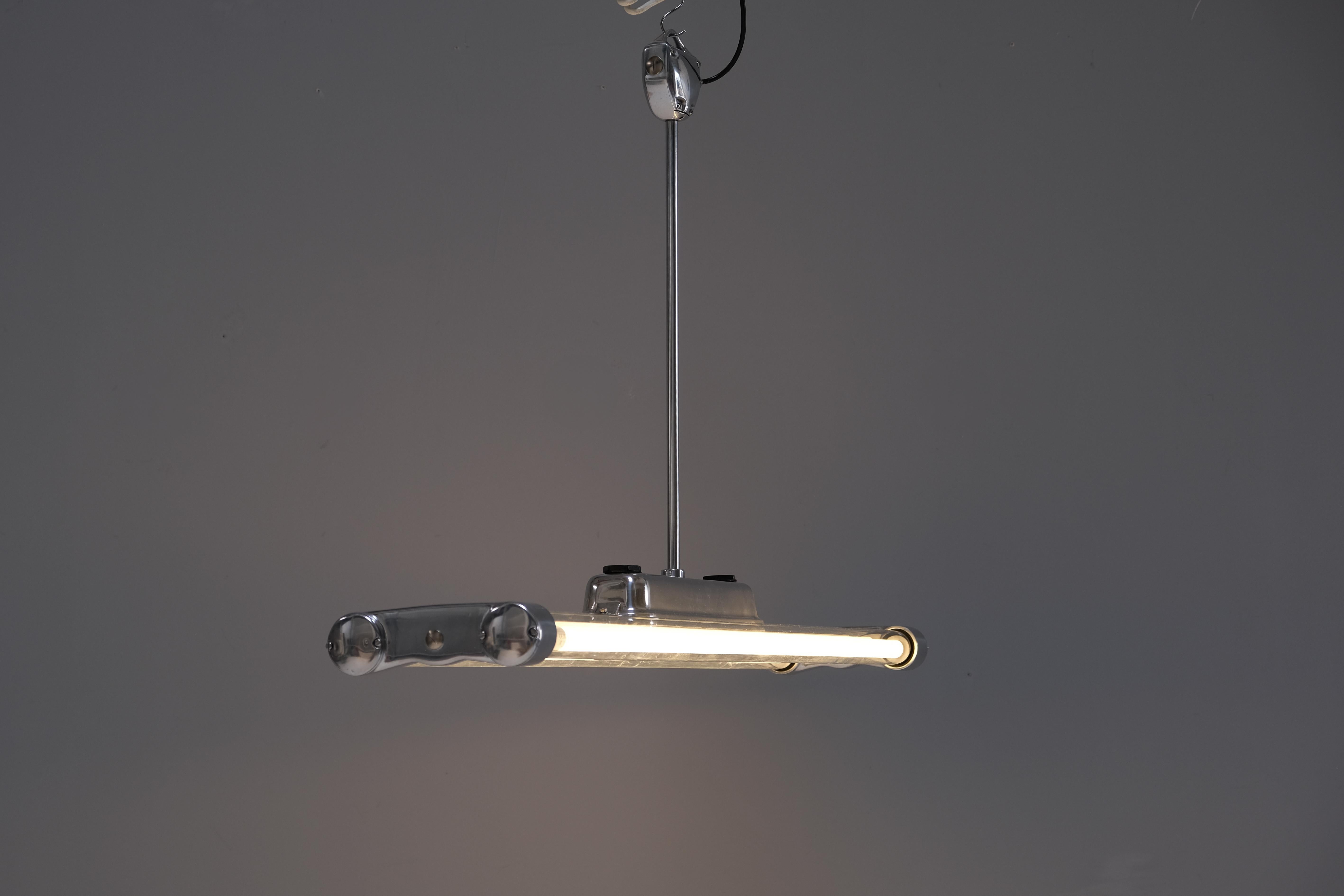 Industriel Luminaires industriels à double néon, années 1940, lot de 4 en vente
