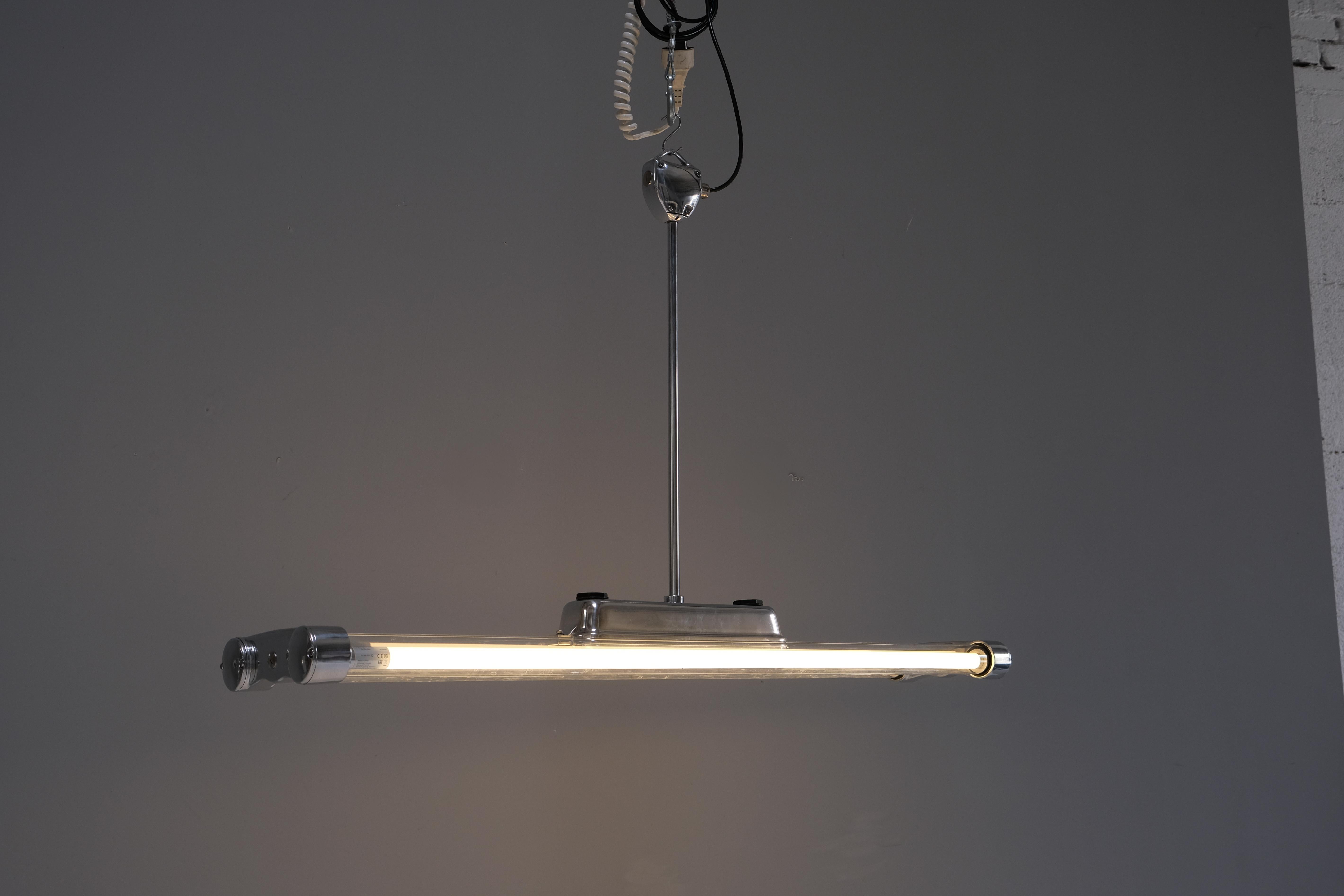 Allemand Luminaires industriels à double néon, années 1940, lot de 4 en vente