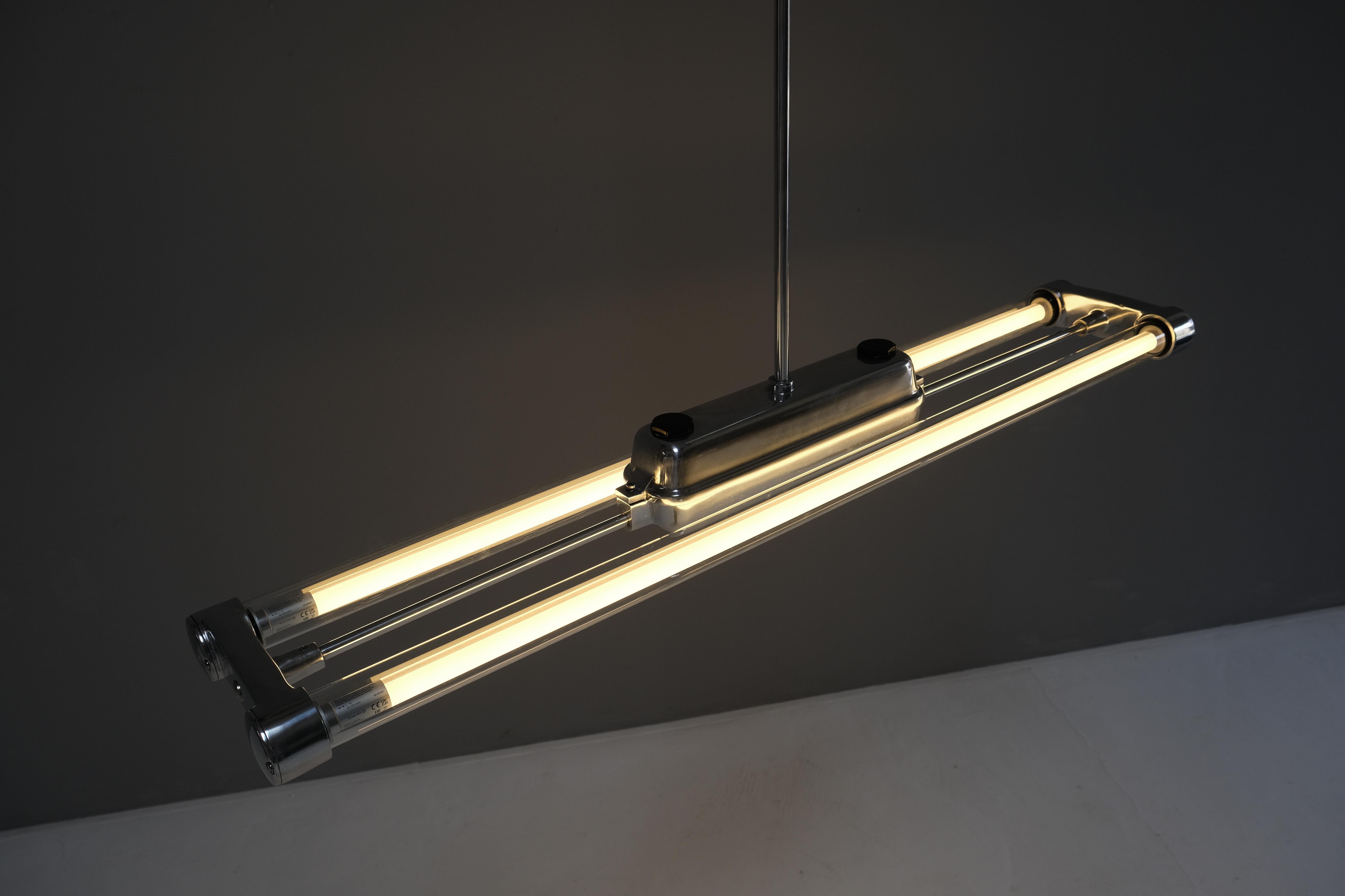 Milieu du XXe siècle Luminaires industriels à double néon, années 1940, lot de 4 en vente