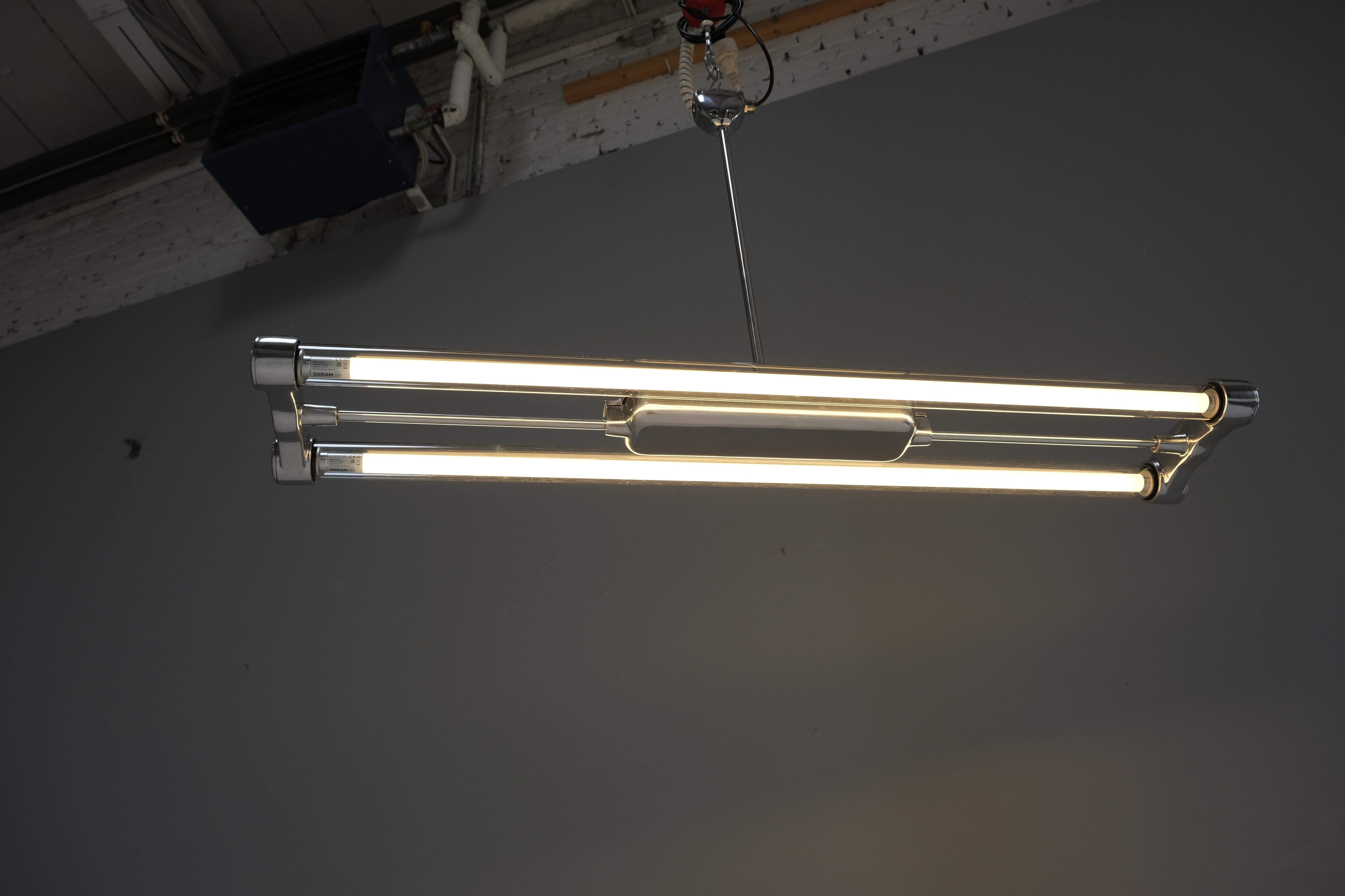Luminaires industriels à double néon, années 1940, lot de 4 en vente 1