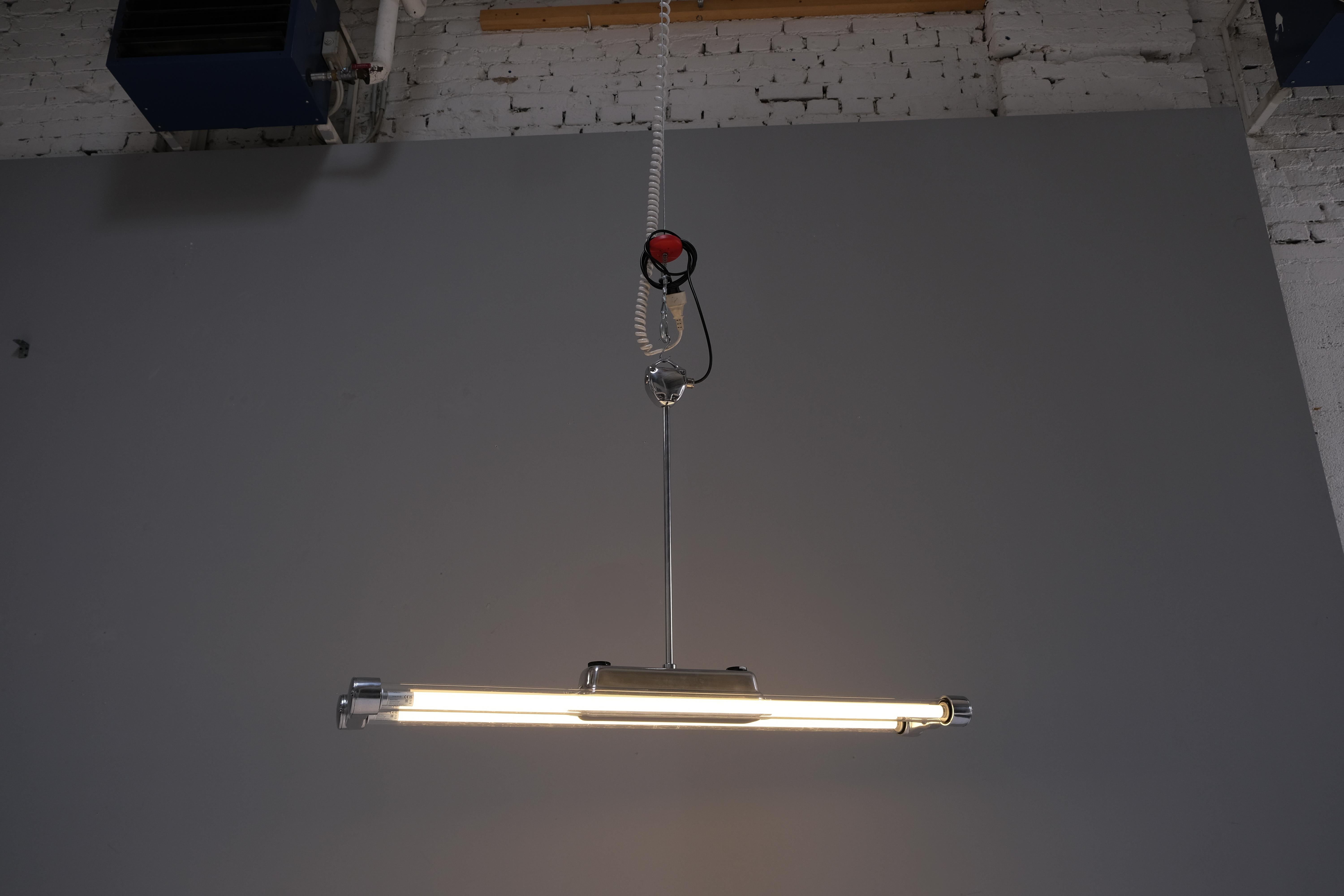 Luminaires industriels à double néon, années 1940, lot de 4 en vente 2