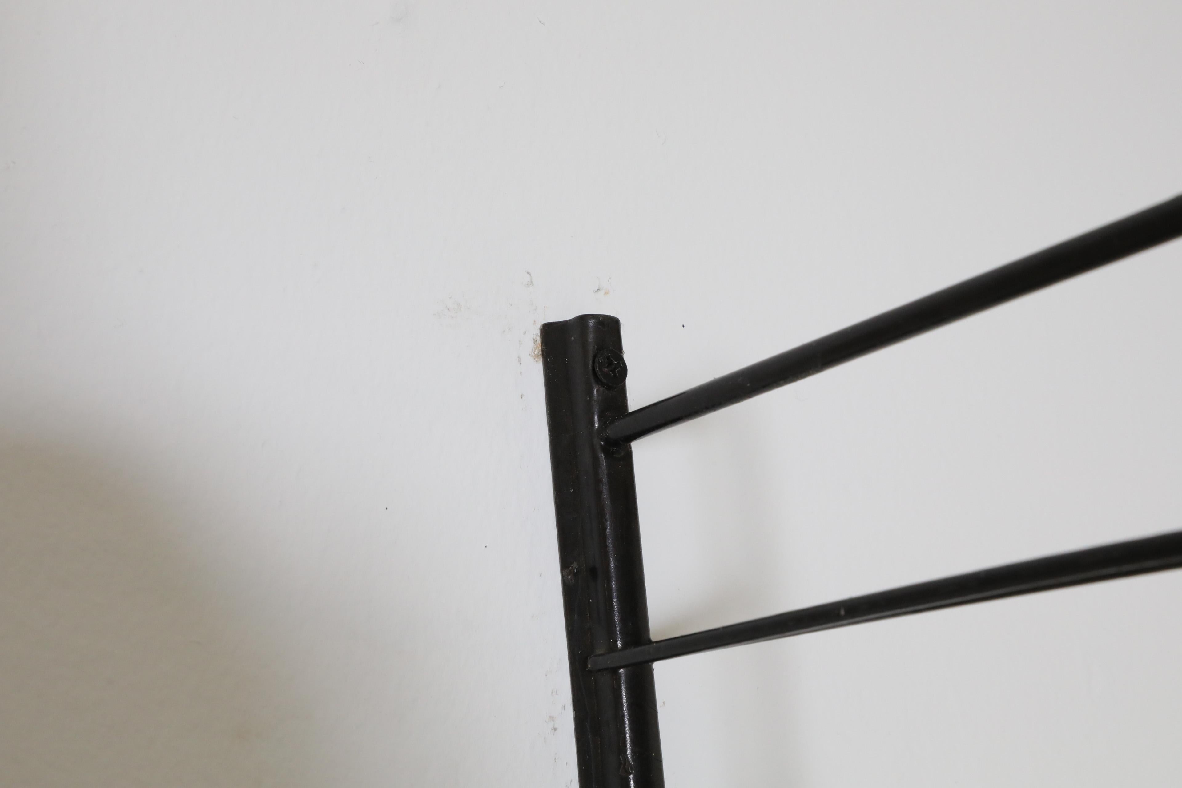Scaffalatura a muro a doppia sezione in stile industriale multicolore di Tomado in vendita 1