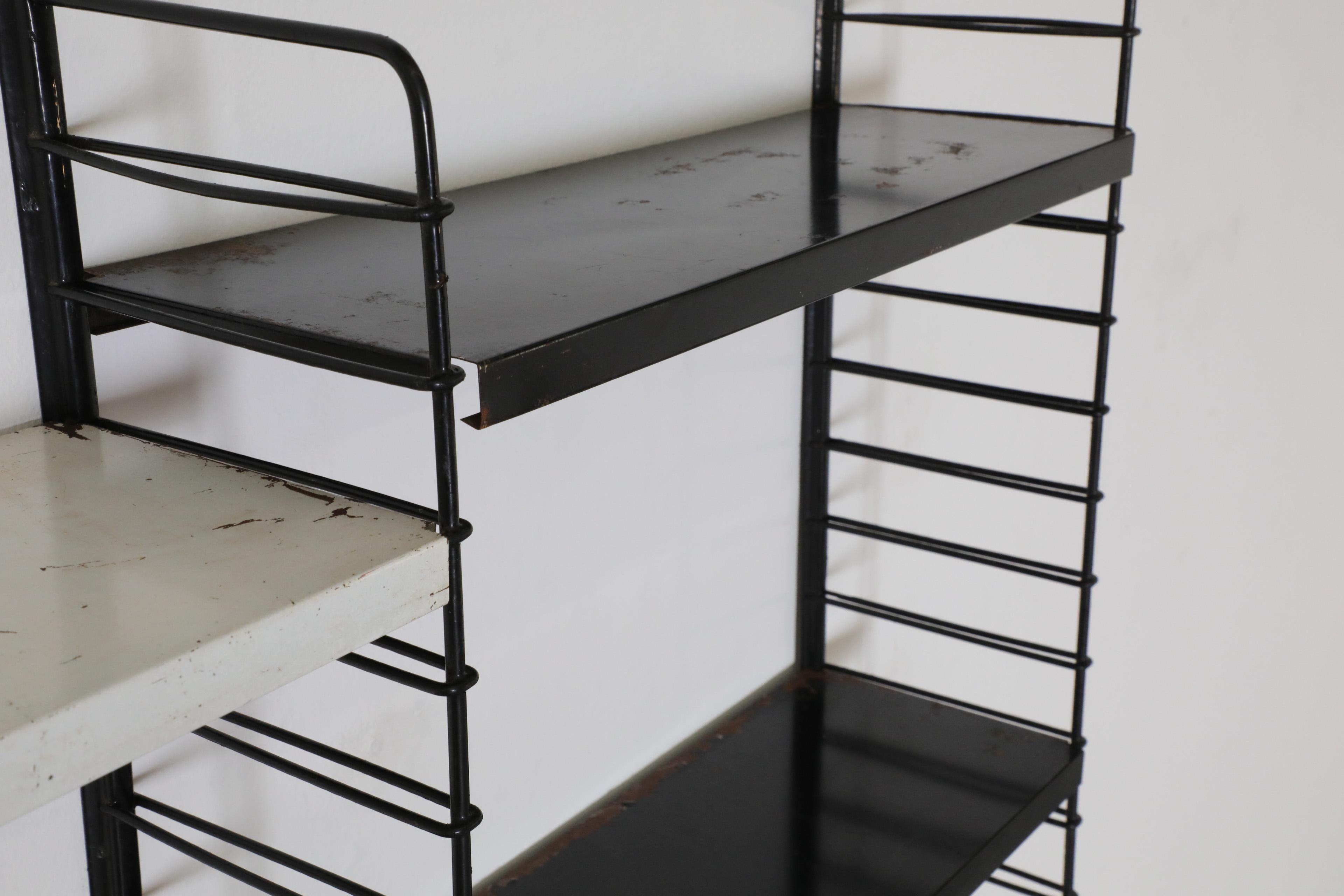 Metà XX secolo Scaffalatura a muro a doppia sezione in stile industriale multicolore di Tomado in vendita