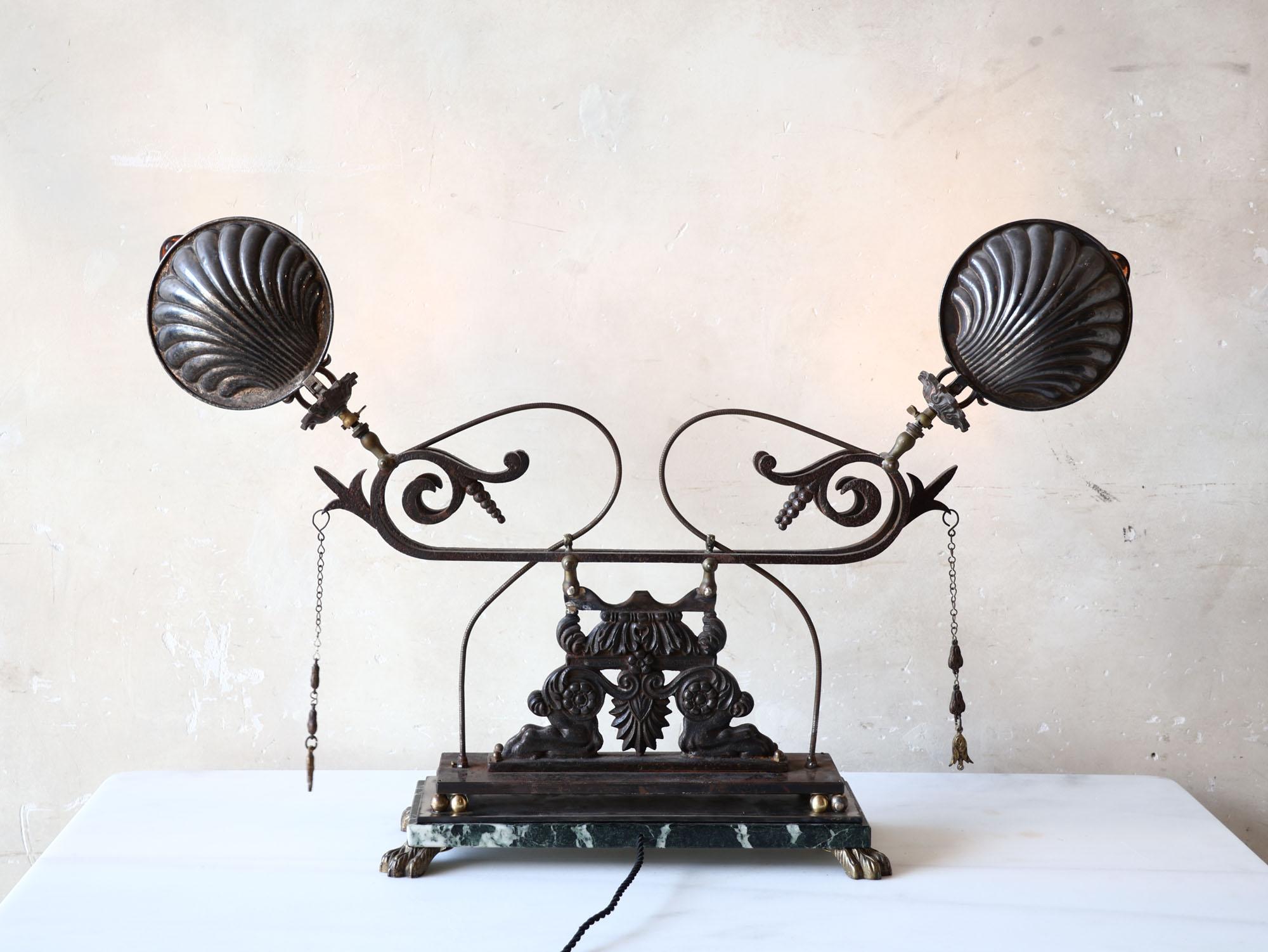 Industrielle Doppel-Tischlampe im Industriestil mit Elementen aus dem 19. Jahrhundert und Art déco (Schmiedeeisen) im Angebot