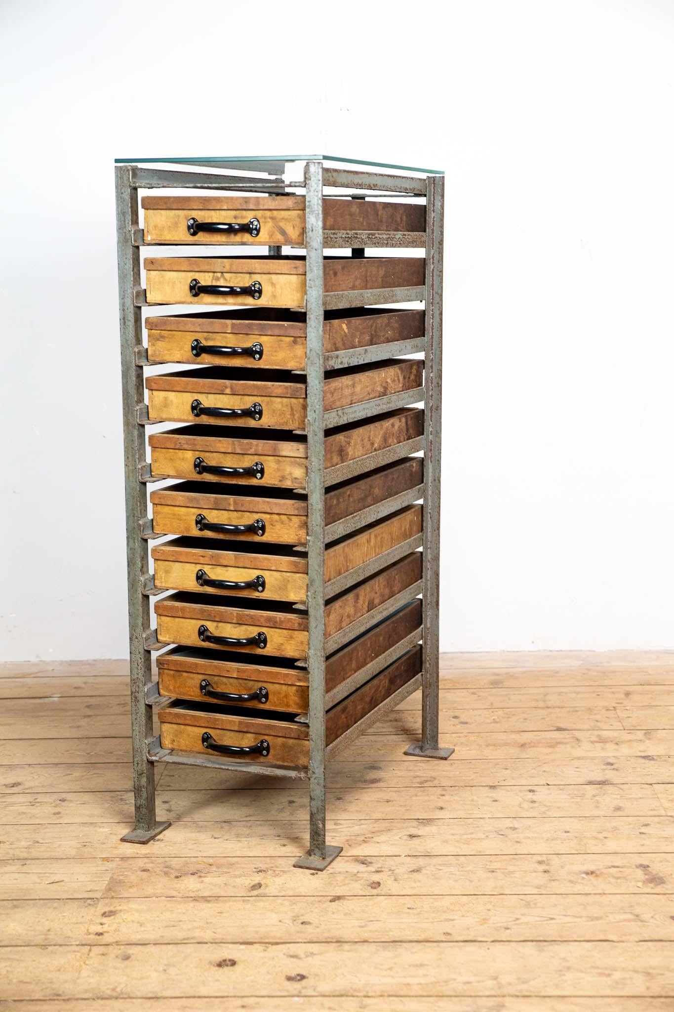 Industrielle Kommode mit Schubladen und Glasplatte (Deutsch) im Angebot
