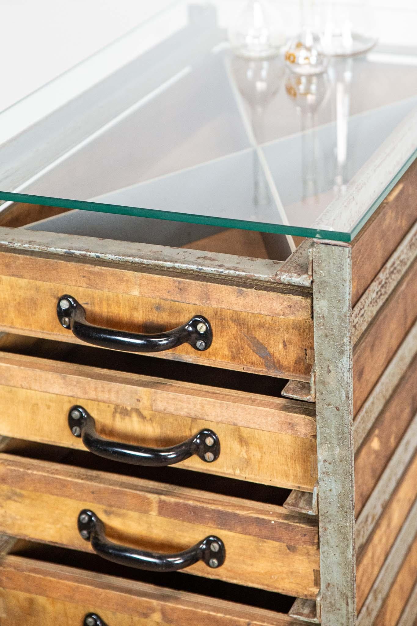 Industrielle Kommode mit Schubladen und Glasplatte im Zustand „Relativ gut“ im Angebot in Amsterdam, Noord Holland