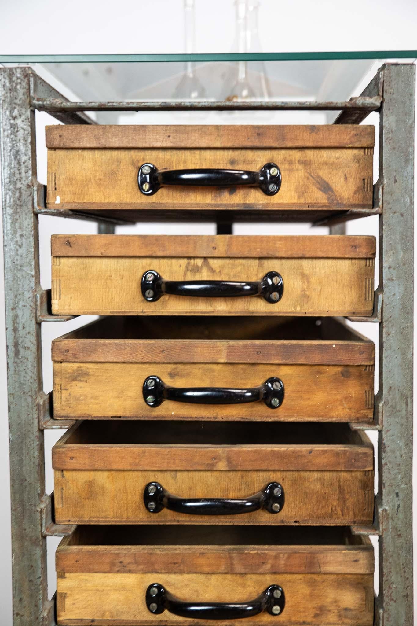 Industrielle Kommode mit Schubladen und Glasplatte (Ende des 20. Jahrhunderts) im Angebot