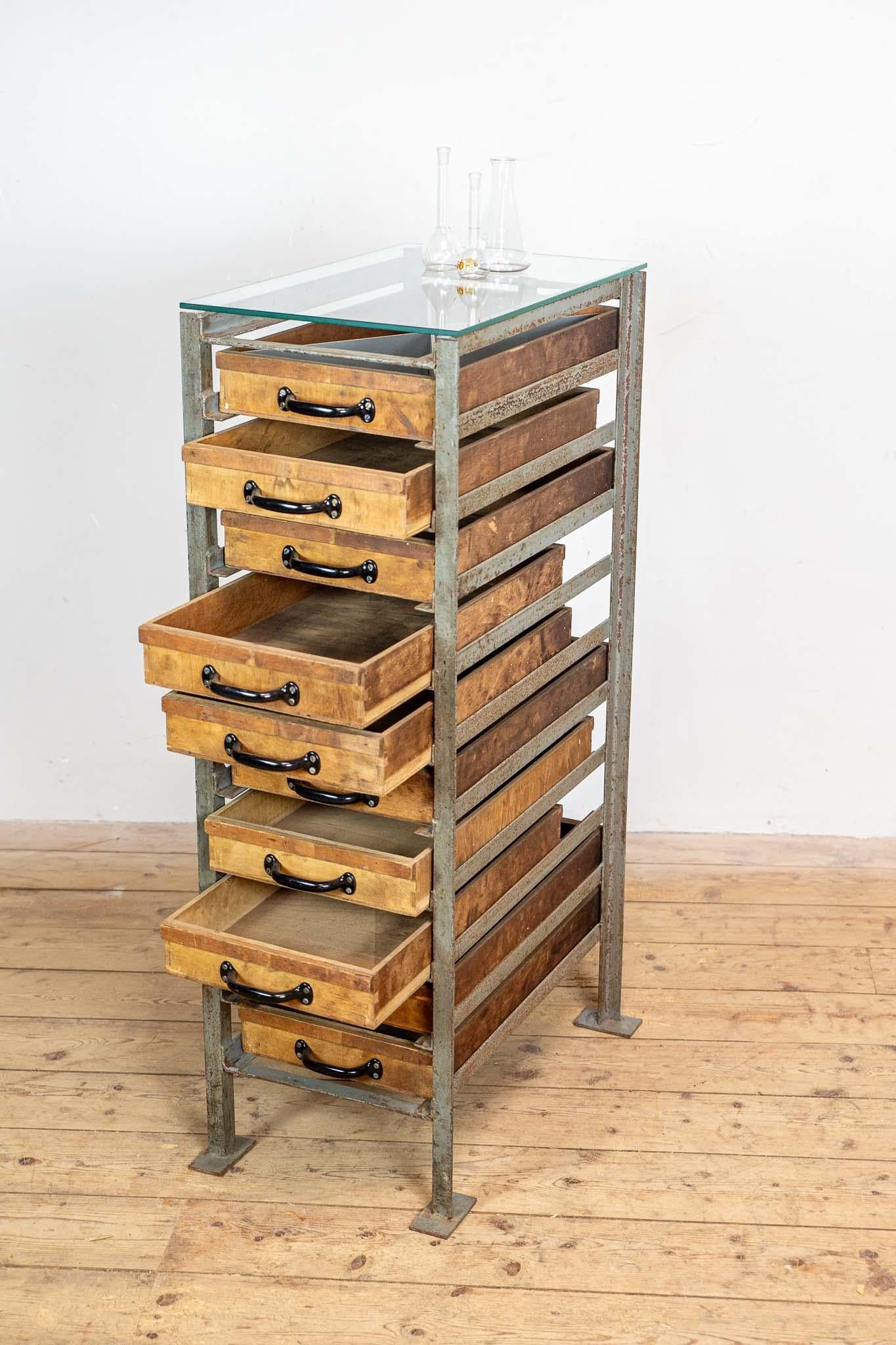 Industrielle Kommode mit Schubladen und Glasplatte (Metall) im Angebot