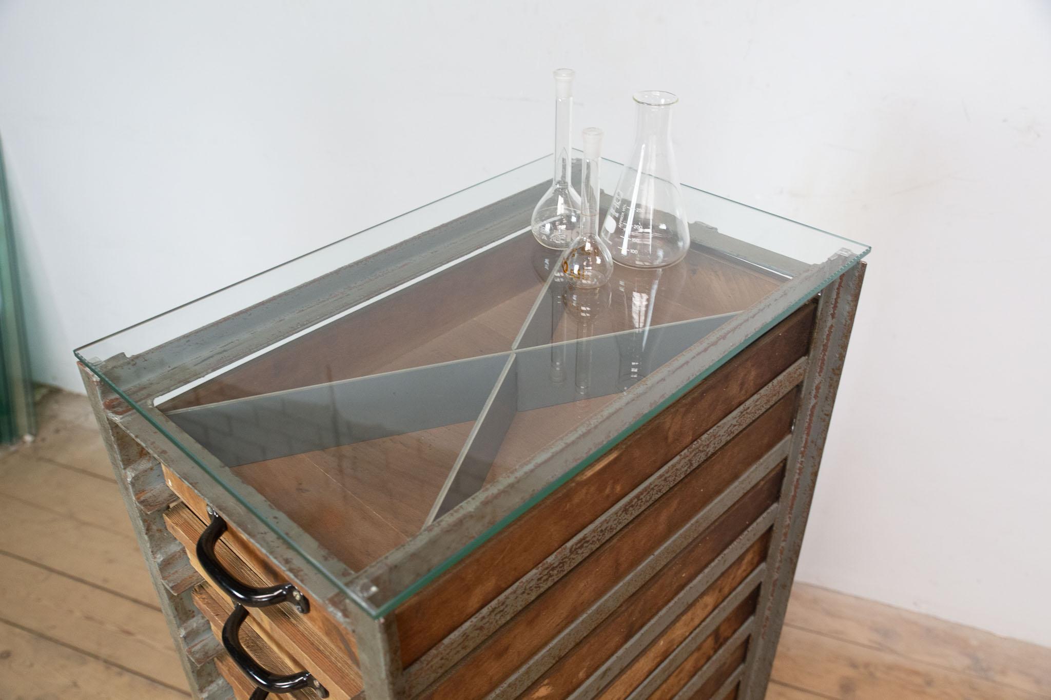 Industrielle Kommode mit Schubladen und Glasplatte im Angebot 1