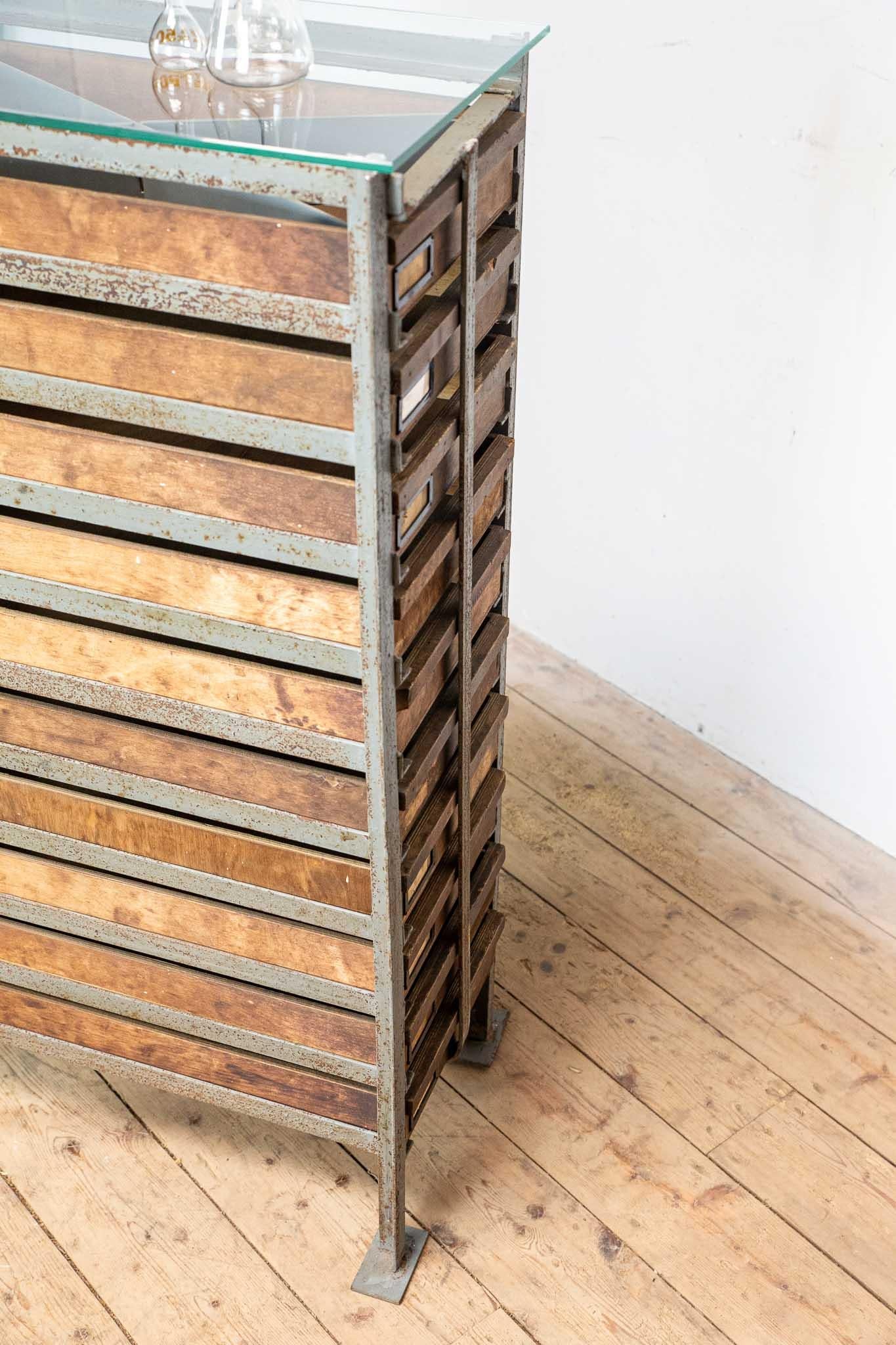 Industrielle Kommode mit Schubladen und Glasplatte im Angebot 2