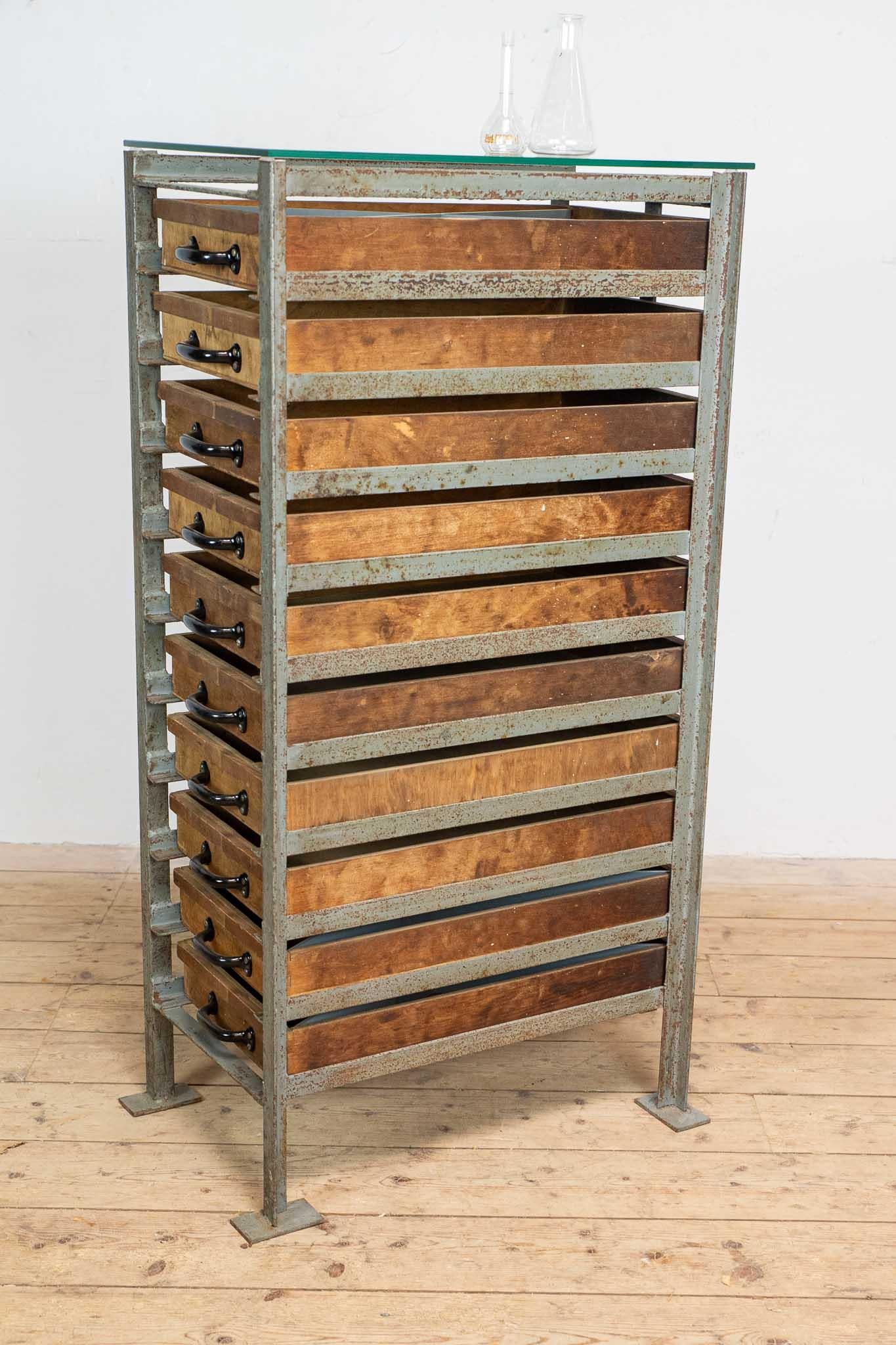 Industrielle Kommode mit Schubladen und Glasplatte im Angebot 3