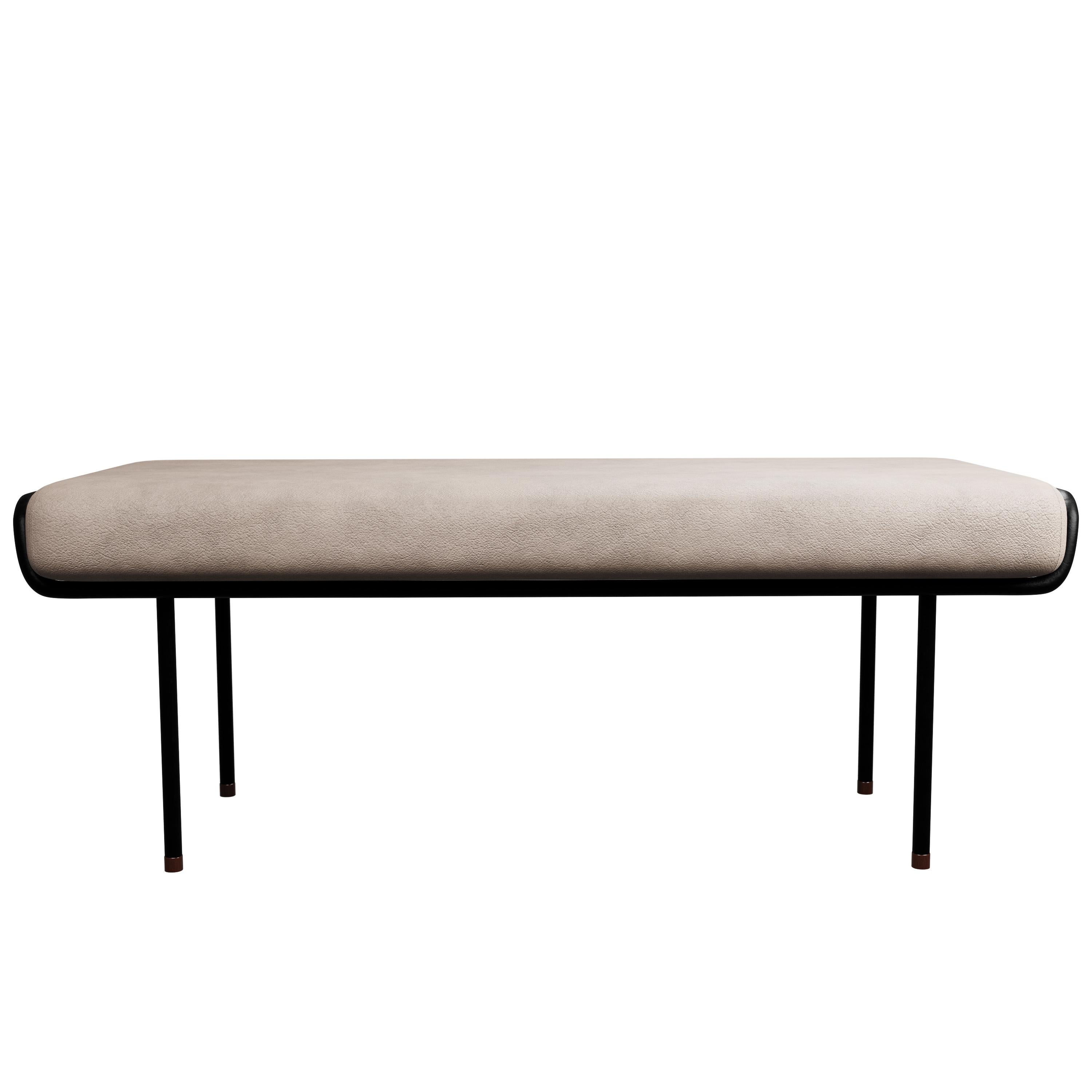 Le banc DUV est plus qu'un simple meuble, c'est un mélange harmonieux de force industrielle et de beauté naturelle. La structure en fer offre une durabilité et une stabilité exceptionnelles, ce qui en fait un choix fiable pour divers environnements.