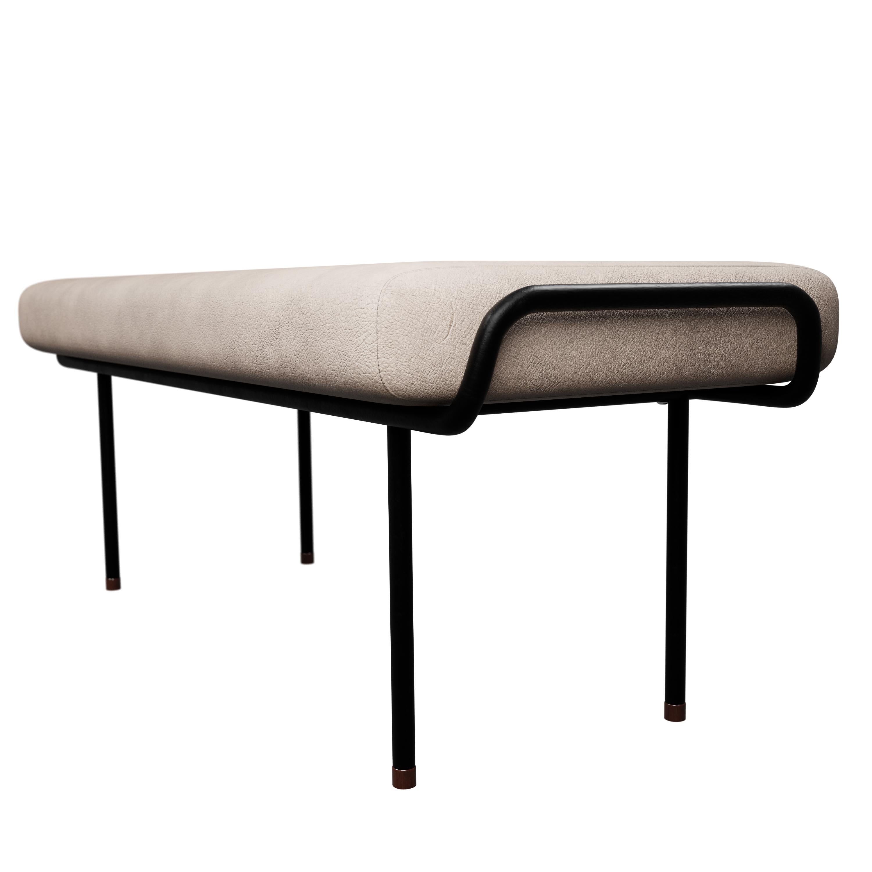 Banc industriel DUV en cuir crème fabriqué à la main par Murmurio Neuf - En vente à Lordelo, PT