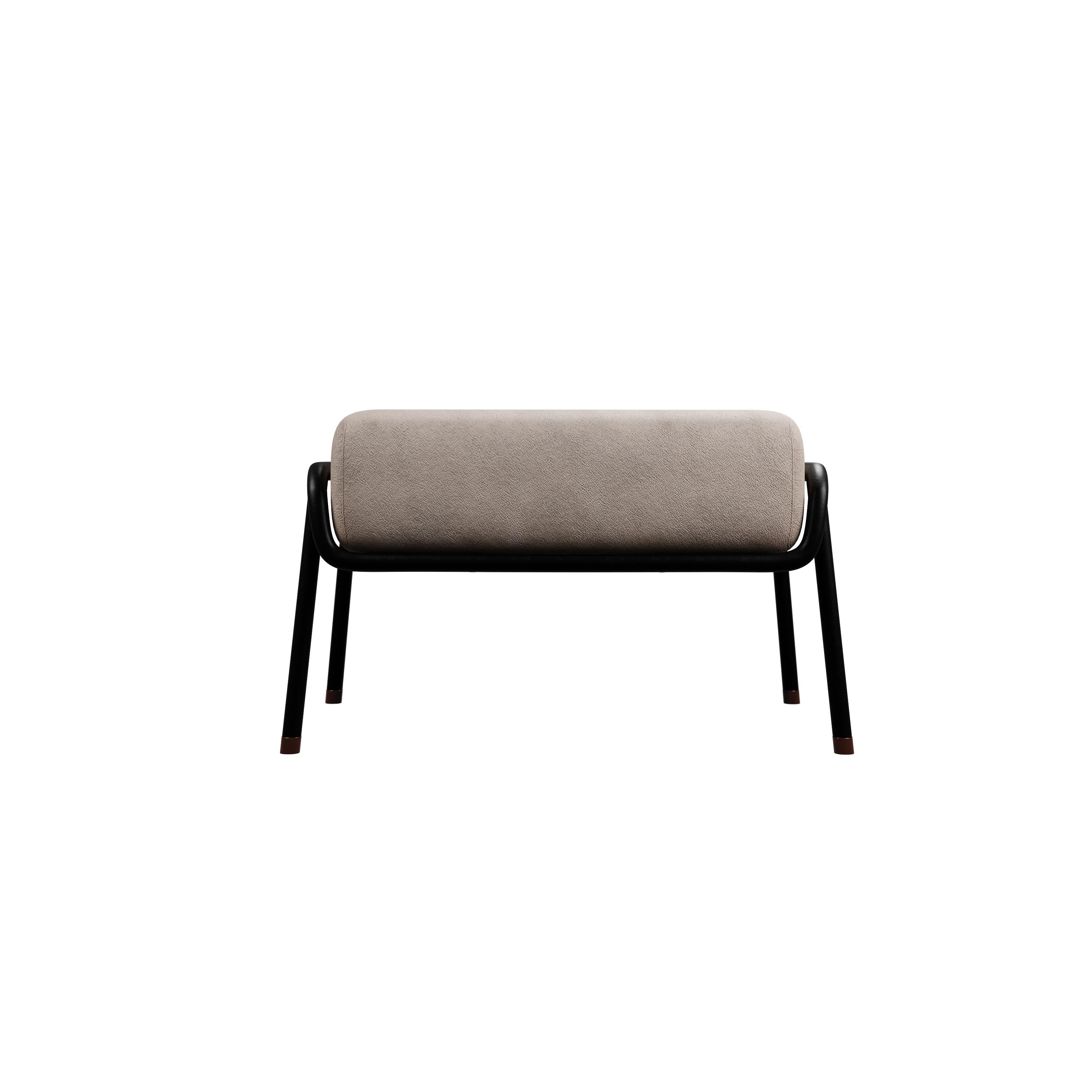 Le pouf DUV est plus qu'un simple meuble, c'est un mélange harmonieux de force industrielle et de beauté naturelle. La structure en fer offre une durabilité et une stabilité exceptionnelles, ce qui en fait un choix fiable pour divers environnements.