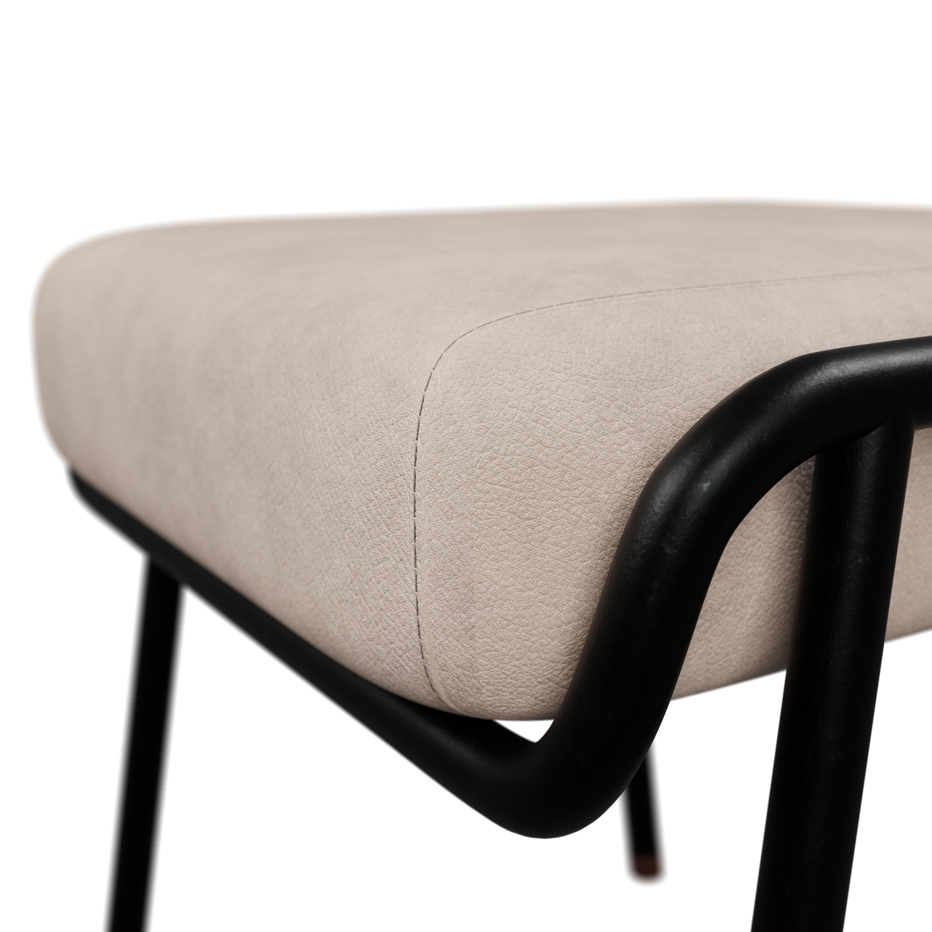 Pouf industriel DUV en cuir crème fabriqué à la main par Murmurio Neuf - En vente à Lordelo, PT