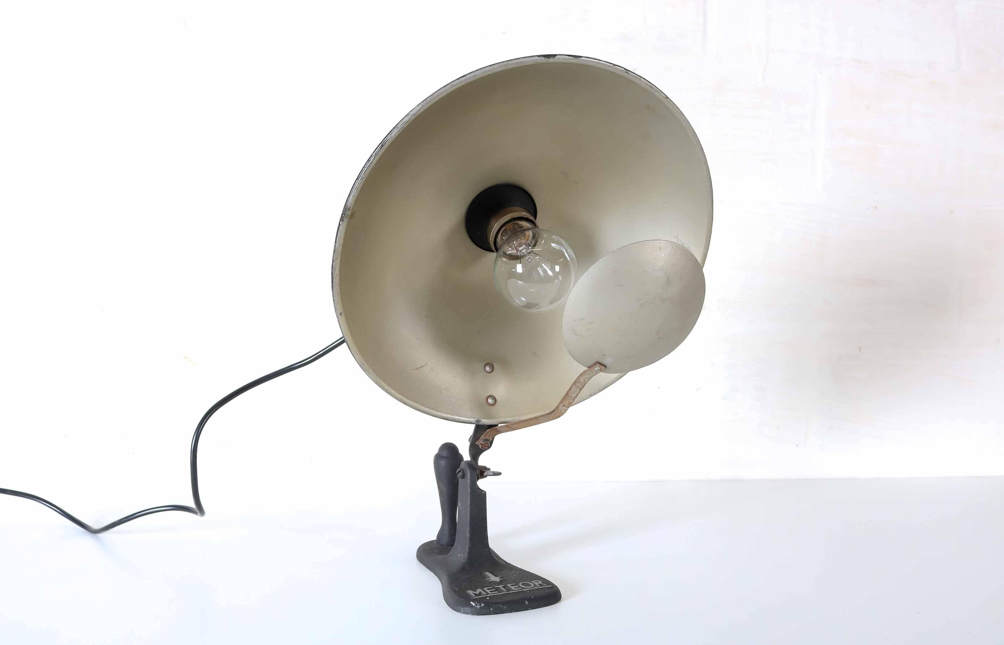 Industrial lamp from the brand Meteor.
Has a wooden handle. Can be darkened with the eclipse which has a very nice effect.