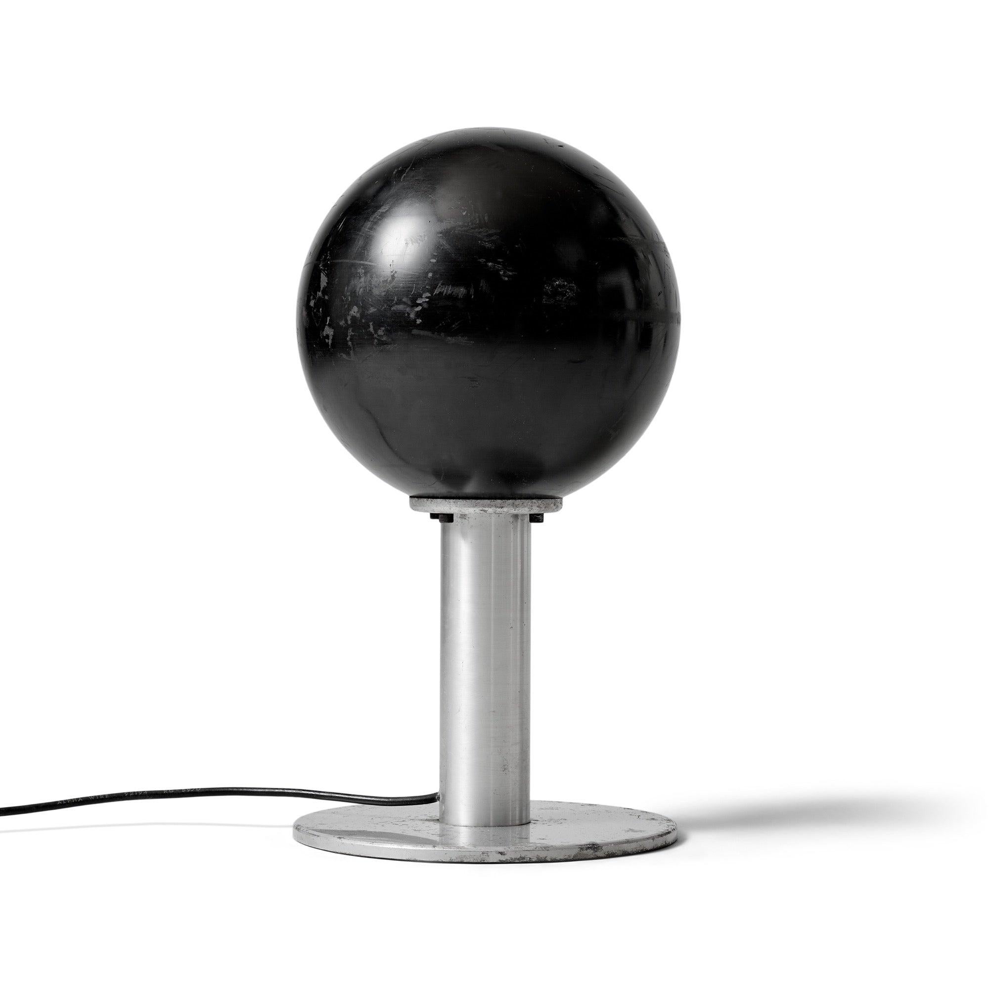 Grand instrument de classe physcis qui aurait été utilisé à l'origine pour démontrer la charge d'un objet par induction. L'orbe est monté sur un support métallique.